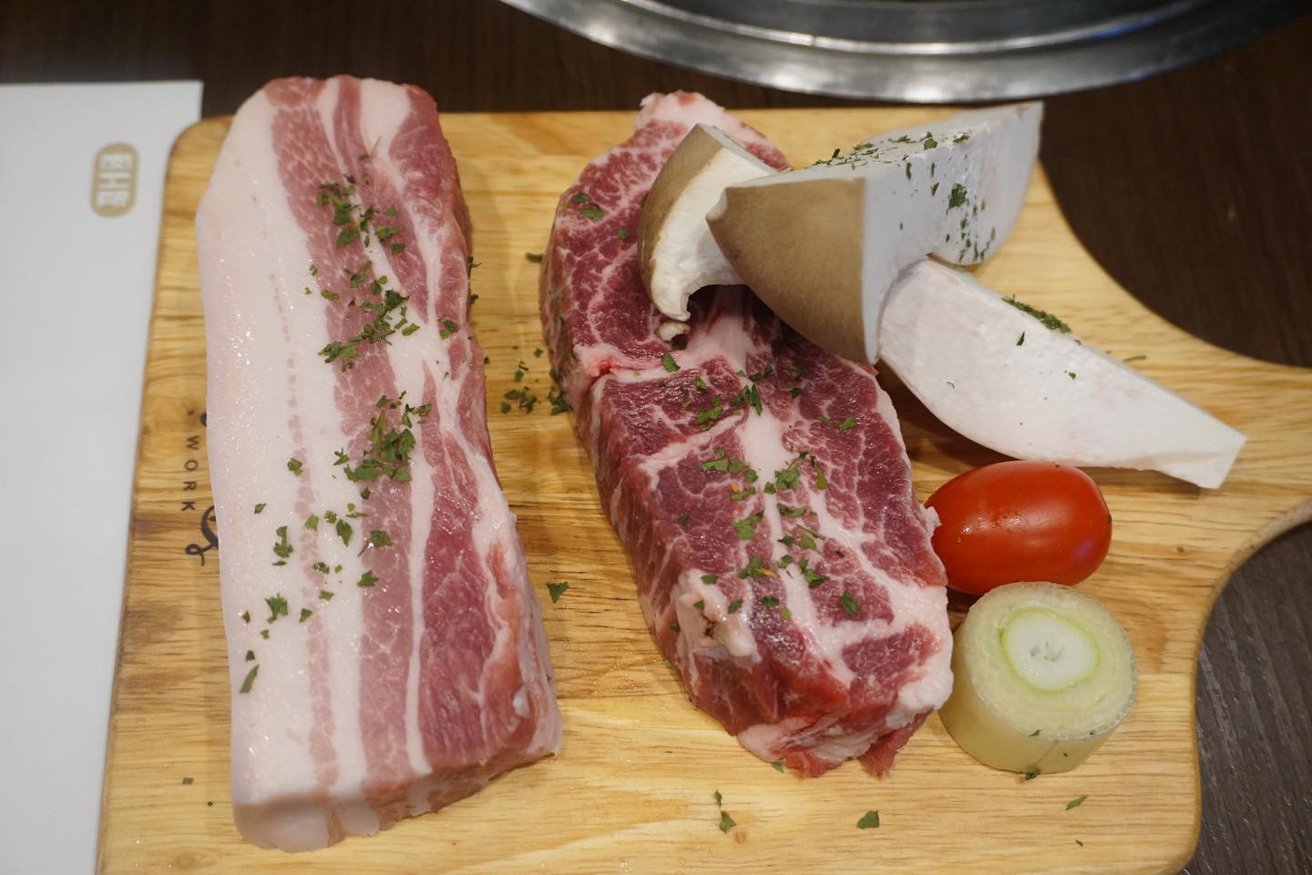 세종에 위치한 이베리코 전문점 중
자주 가는 다정동 육공소!

고기질이 좋으니까 맛도 좋고
누린내도 없이 구워먹는 치즈랑 찰떡이더라구요~
사이드 메뉴도 다 맛있다는거!

키즈룸이 있어서 아이들 데려가도 좋고
룸이 있으니 프라이빗하게 즐길 수 있답니다
고기도 맛있고 성공적 :)

#육공소 #세종시다정동맛집 #세종시고기집 #세종시맛집 #세종시이베리코 #세종시점심 #세종고기집 #다정동맛집 #세종맛집 #세종회식 #세종시놀이방 #돼지고기 #세종시키즈카페 #세종회식장소 #육공소다정점 #세종다정동맛집 #세종시모임장소 #세종시회식장소 #먹스타그램 #졸맛탱 #맛슐랭 #푸파