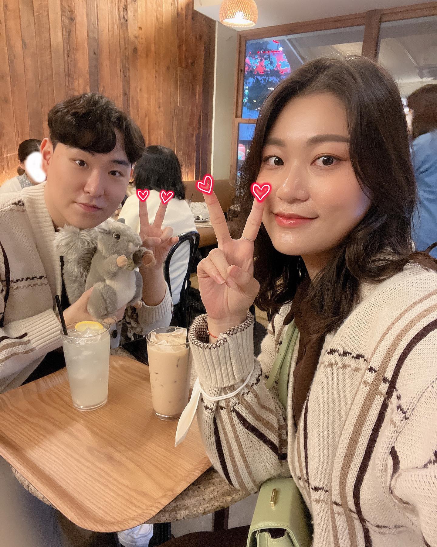 .
22.10.09
예곤커플 = 백구커플
.
우리는 우리를 서로의 이름을 따서
예곤커플이라고 부른다
.
그리고,
우리를 지칭하는 또하나의 이름이 있는데,
그게 바로 백구커플이다
.
우리가 사귄 날짜가
10월9일
숫자만 따면 109 = 백구 이기때문!
.
쿠쿠쿠
.
오늘은 우리 커플이 사귄지 2주년이 되는 날이자,
한글날이다!!
.
.
(하루종일 데이트를 하고, 시간이 지날까 부리나케
맘에드는 사진 한장 쇽 올린건 안비밀)
.
한글날이니,
댓글엔 커플도 한쌍이라는 우리말도 써볼까..?
.