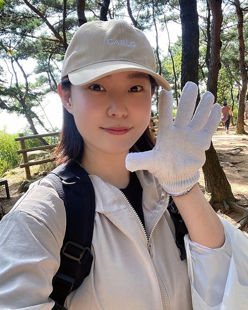 뚜 on Instagram: "#광고 주말엔 등산하며 플로깅⛰️❤️ 환경을 생각하는 착한 브랜드, 까를로의 모자와 함께 깨끗한 지구 만들기🤭 쨍쨍한 햇빛도 완전 차단해준 고마운 까를로🫶 디자인도
