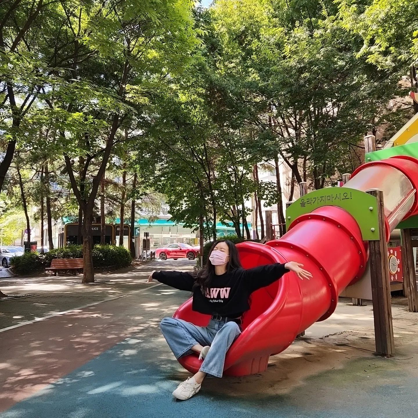 미끄럼틀 안에 안 꾸겨지더라 👀