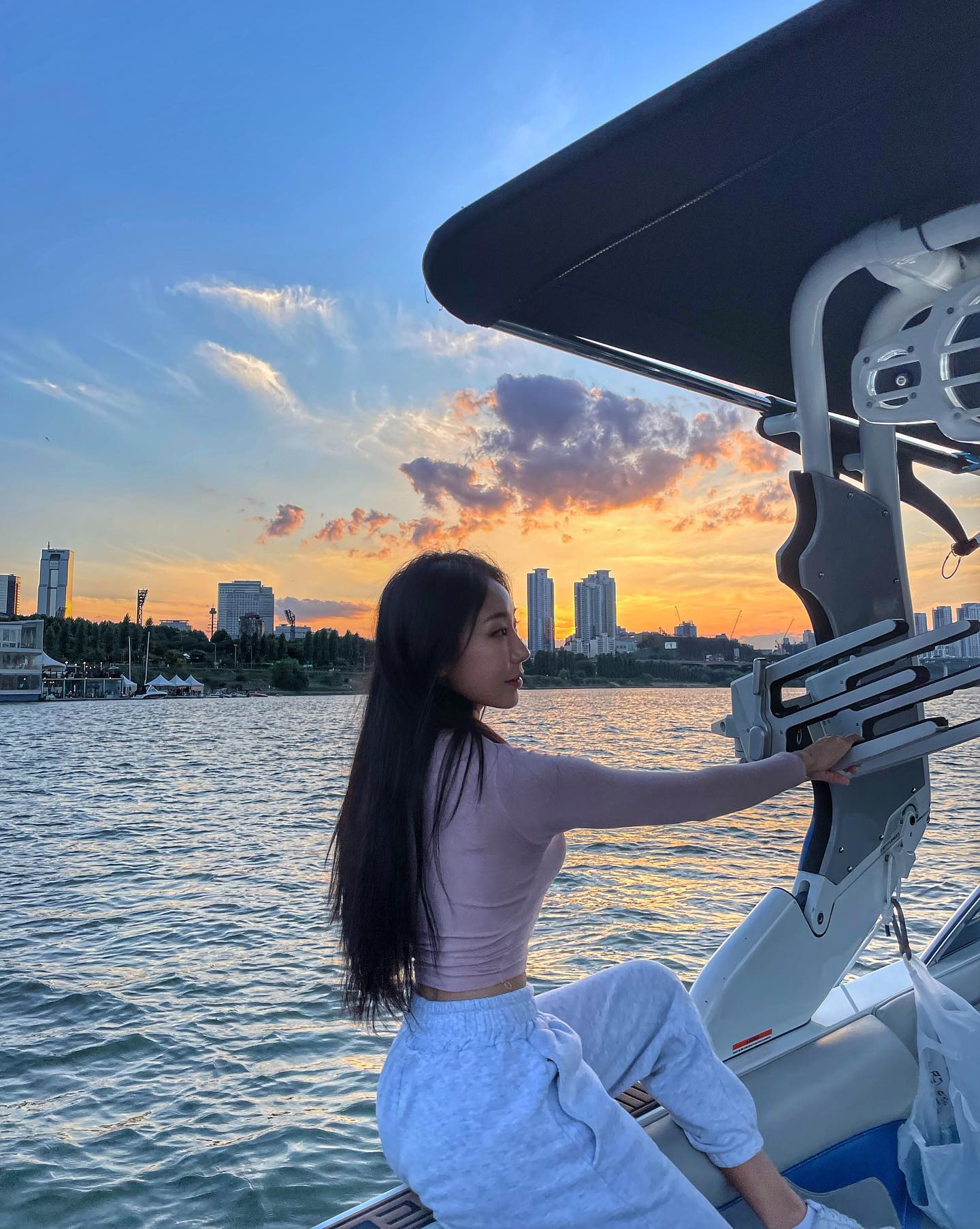 샴페인 들고 불꽃놀이 보러 가는 길🎇⛴🥂

#선상파티 #불꽃놀이 #불꽃놀이명당 #한강 #한강뷰 #한강노을