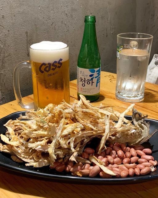 술과함께....⭐️ on Instagram: "#광고 #착한노가리생맥주 🍺신선한 생맥과 🍶시원한 청하 한잔~ 먹태 소스가 진짜 존맛텡!! 우동도 뜨끈하니 딱 술안주!! 가운데 스크린도 있어서
