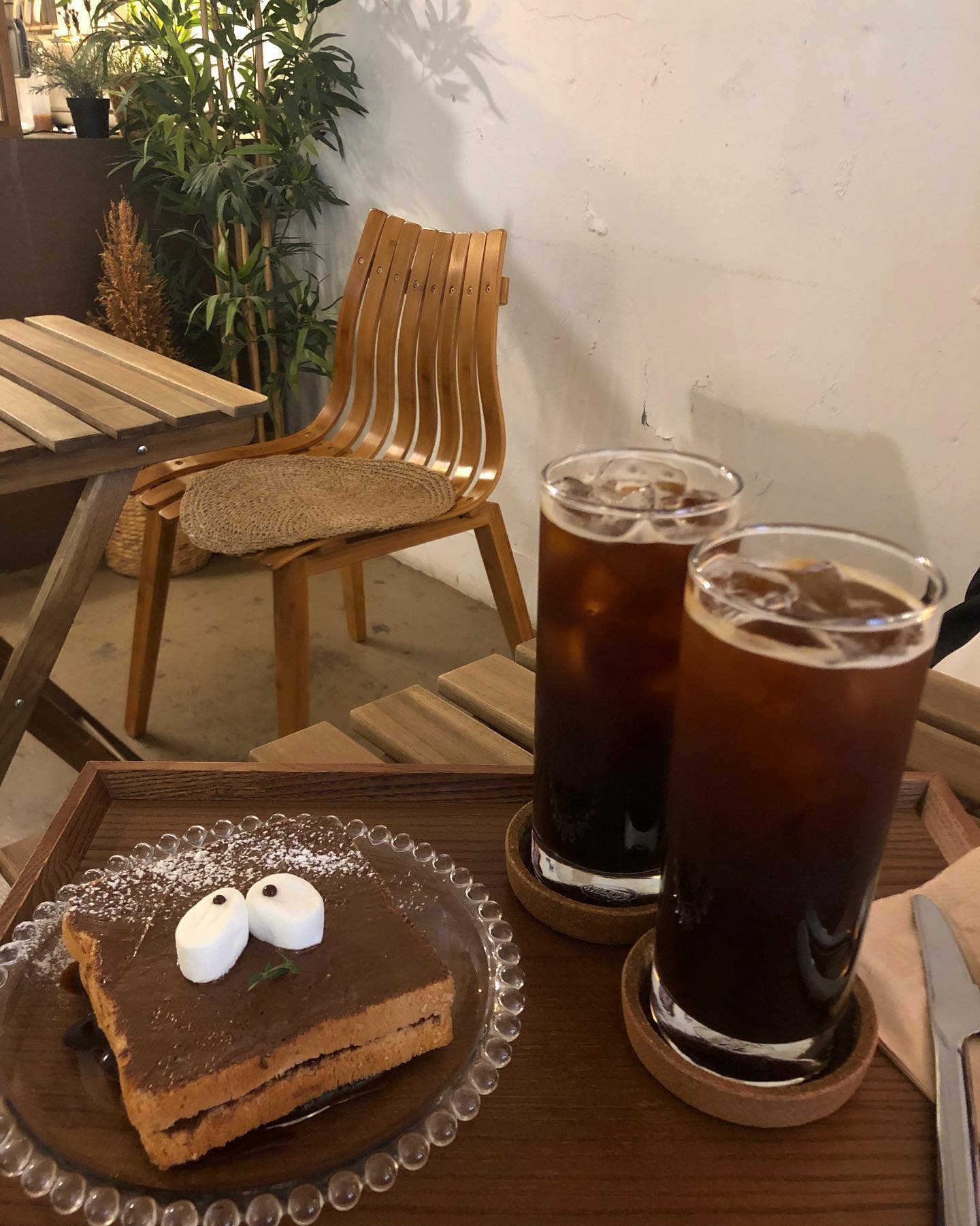 ▪️시크릿 산타

카야토스트가 맛집인 디저트 카페인데 잼이 떨어져서 먹지 못했다..ㅜㅜ 아쉬운 마음으로 누텔라 토스트?를 먹었는데 누텔라랑 버터가 잔뜩 들어있는 완전 달달 칼로리 폭탄이었다. 근데 맛있어.. 커피는 산미가 별로 없는 내가준 연한 커피맛. 맛 좋았다.

#안양일번가카페 #안양일번가디저트 #안양카페추천 #안양디저트 #시크릿산타 #귀여운디저트 #안양데이트 #디저트카페 #맛스타그램 #디저트맛집 #디저트 #커피 #카페 #카페스타그램