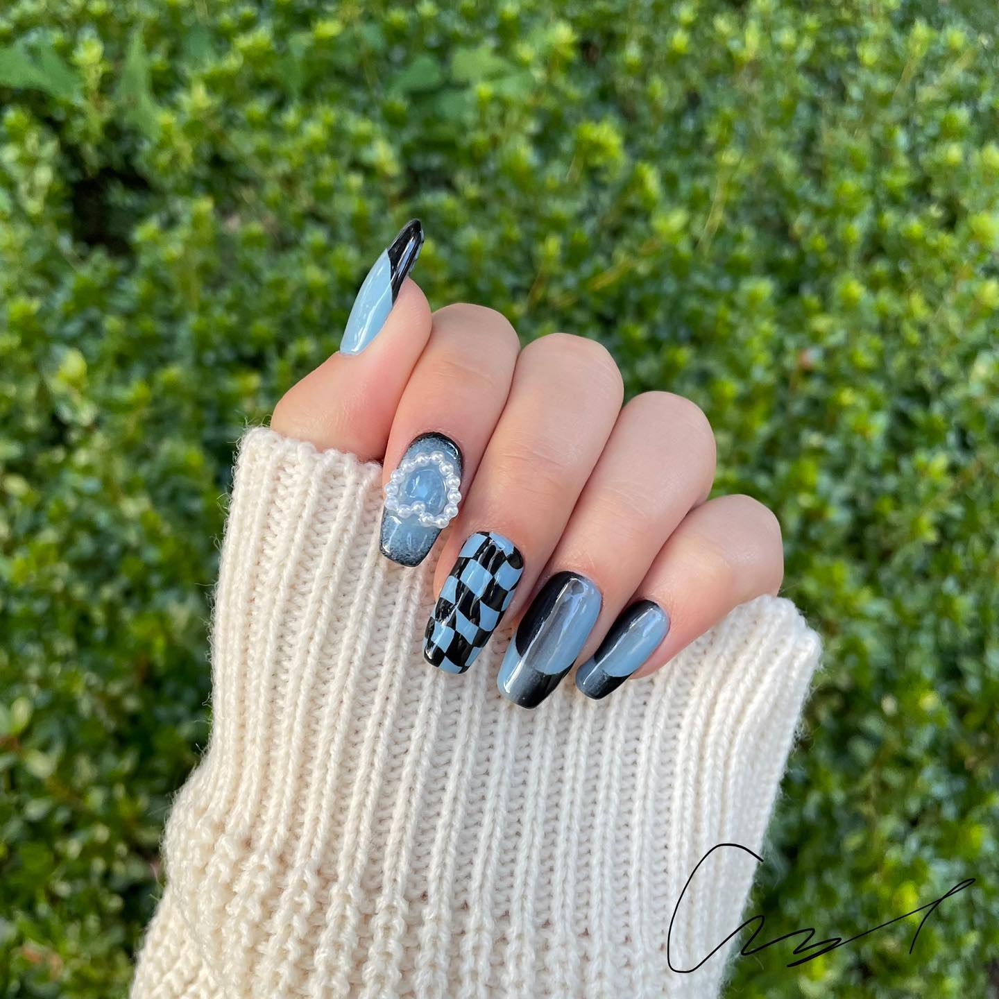 옴브레네일💙🖤

#셀프네일 #셀프네일러 #네일스타그램 #학생네일 #네일아트 #파랑 #가을네일 #힙한네일 #옴브레네일 #투톤그라 #blacknails #bluenails #selfnail #nailart #autumn #nails #nailart