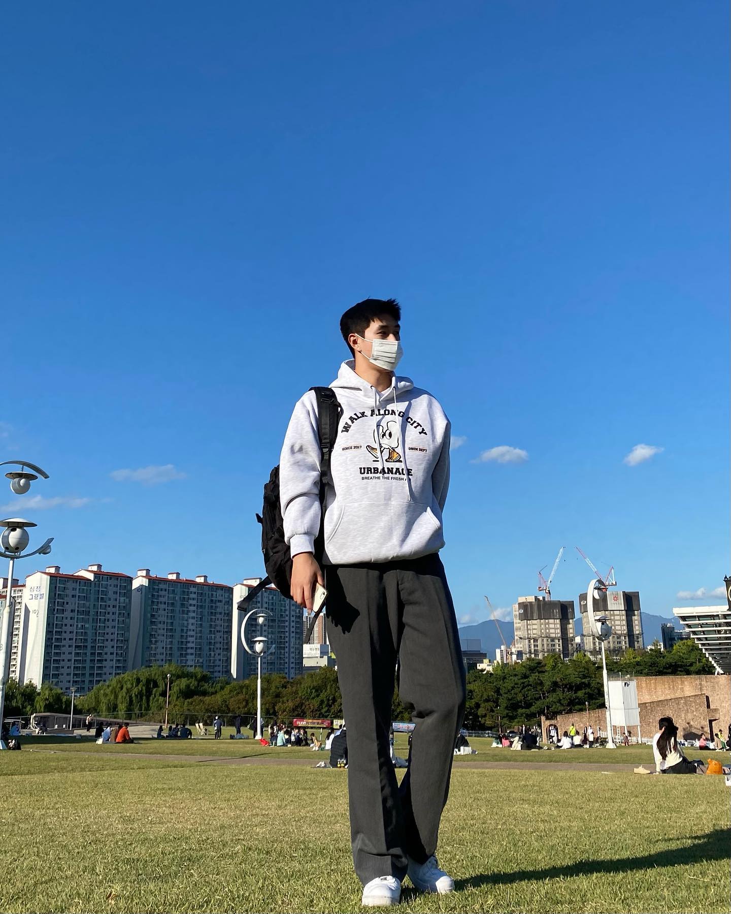 #협찬 #어반에이지 #어반에이지신상 #urbanage 

urbanage_official)에서  어반 워크 후디_화이트멜란지 를 협찬⭐️

🔍 여유가 있는 오버핏
🔍 기모소재로 부드러움과 포근함을 동시에 캐치 
🔍 슬로건의 메인인 후드티에 있는 라바나염 귀여운 프린팅이 매력
.
. 
✔️ 요즘 날씨가 많이 쌀쌀해서 지금 당장 입어도 될 것 같고 저처럼 바지는 세미와이드 슬랙스에 레이어드를 함께 입어주고 가방으로 캐주얼을 더한 대학생룩 완성
✔️여러 아이템들과 다양하게 매치하여 쉽게 스타일링이 가능해서 이런 후드티 하나는 가지고 있으면 좋을 것 같아요.