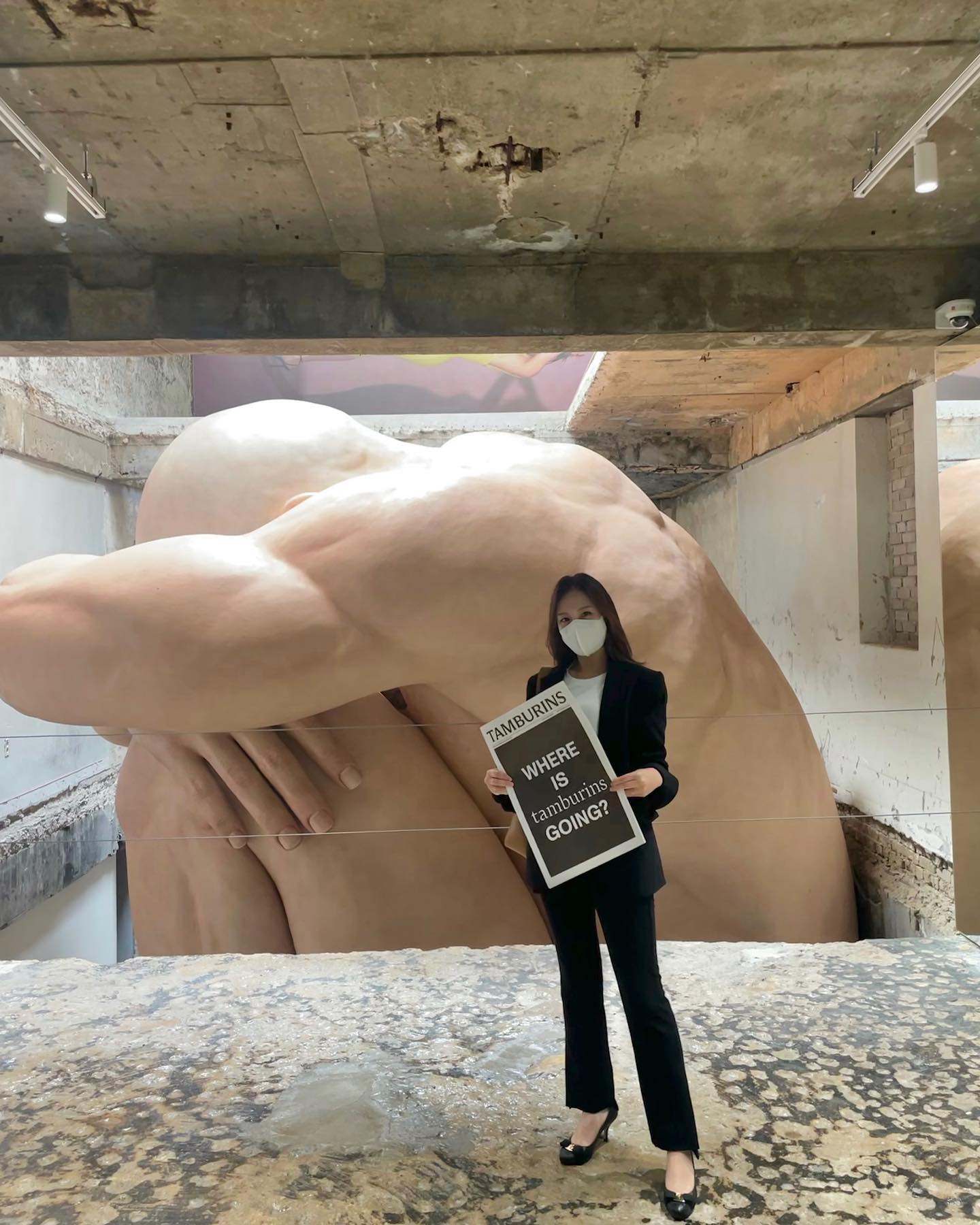 마음에 드는 베이지셋업 발견못해서
집에 있던 깜장룩입었는데 예식장알바로 오인받고
서빙시킬까봐 걱정했던 하객의 전시장 나들이