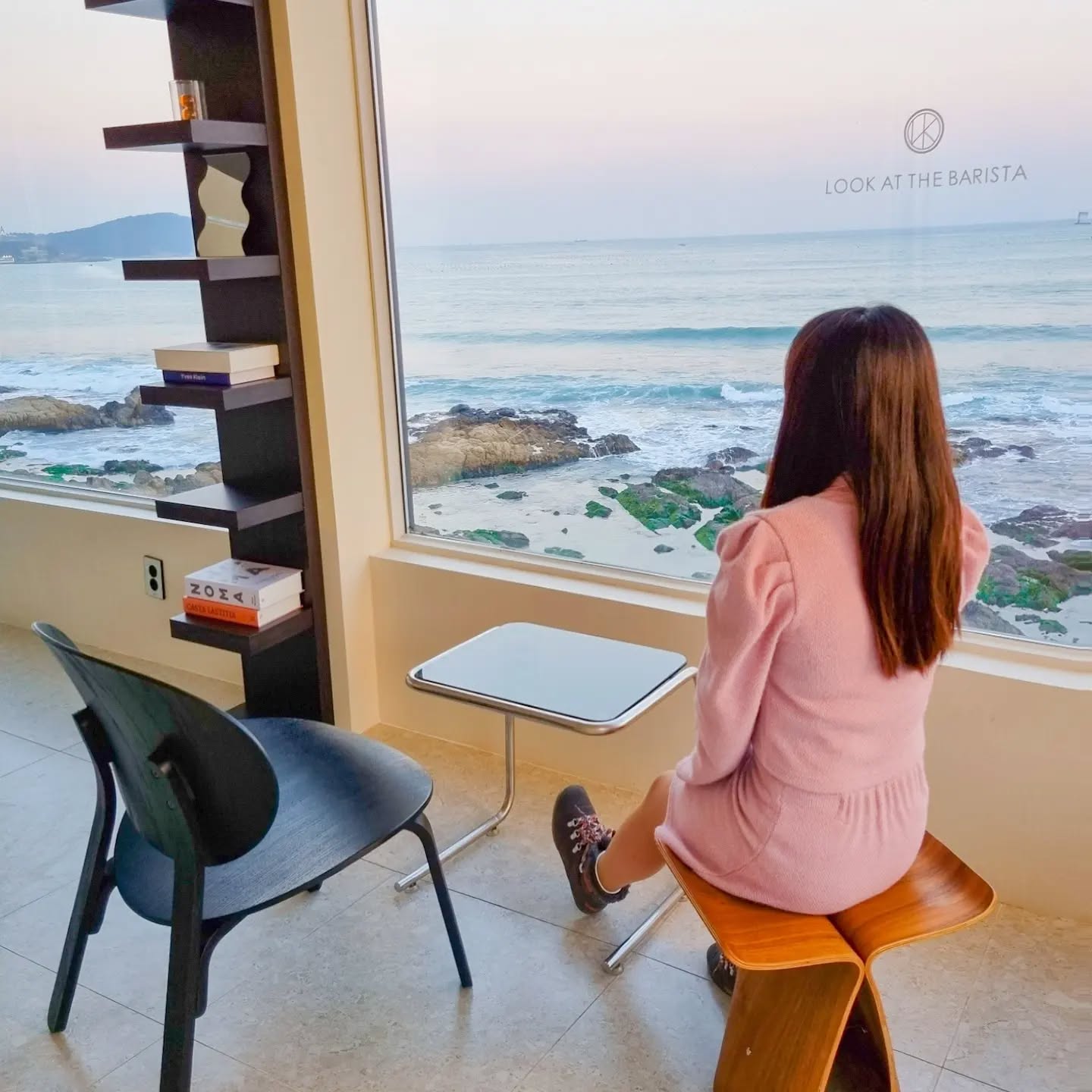 사람 우다다 빠질 때 사진 후다닥 찍는 거 국룰....💙
앞에 바다도 멋졌는데 오후 늦게 가서 사진을 못 찍은 게 너무 아쉽당ㅜㅜ

🎈룩앳더바리스타
▪️부산 수영구 민락동 178-15