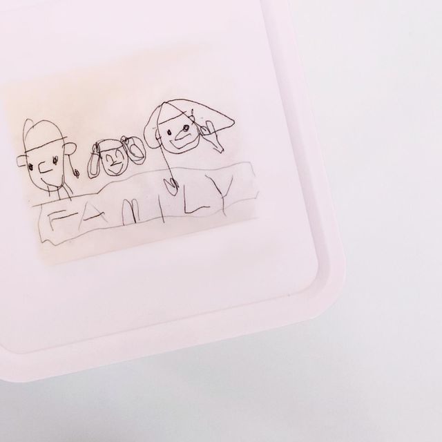 인해    ཻ♡ 𝕪𝕠𝕠𝕟𝕚 & 𝕞𝕚𝕟𝕚 on Instagram: "#광고 

정유니가 그린 패밀리 그림과
하트 캐릭터가 휴지케이스에 뙇!😆

블랙하비 내맘대로 두루마리휴지케이스는
원하는 이미지와 문구를 스티커로 제작해서
케이스 원하는 곳에 부착할 수 있어요👍

사진이나 재미있는 짤과 글씨를 넣어서
센스있는 선물을 많이 하더라구요🎁

저는 정유니가 워낙 본인 그림을 여기저기 
붙여두는 걸 좋아해 케이스를 보여줬더니
얼마나 좋아하던지 뿌듯한 엄마 마음☺️

저는 기존에 휴지심을 빼고 장착하는
휴지케이스를 사용하고 있어 번거로웠는데
블랙하비 휴지케이스는 장착하기도 쉽고
색상도 화이트에 파스텔핑크라 깔끔하고
넘 예쁘네요 완전 만족!! 🤍💗

@blackhobby_official 
구매링크(https://smartstore.naver.com/blackhobby/products/6930376168)

#집들이선물#집들이선물추천#선물추천
#쓸데없는선물#선물#선물세트#20대선물
#20대선물추천#휴지케이스#화장지케이스"