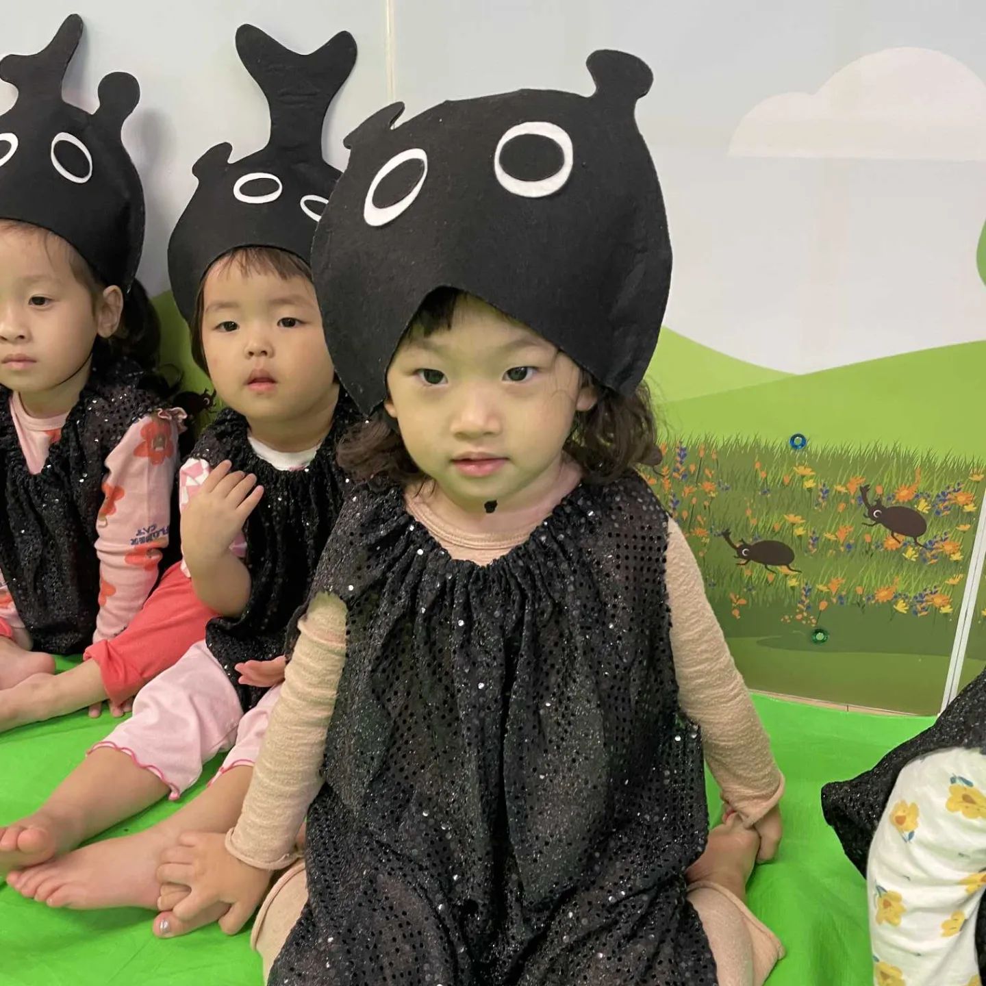 오늘 서연이 어린이집에서 장수풍뎅이 수업을 들었다고한다❤️직접 만져도보고 장수풍뎅이 옷도입어보고  이렇게 좋아할줄이야😍 어째 한마리 키워볼까...?ㅋㅋㅋㅋ
.
.
.
.
.
.
#어린이집 #장수풍뎅이 #체험 #31개월아기 #육아스타그램 #3살아기 #딸스타그램
