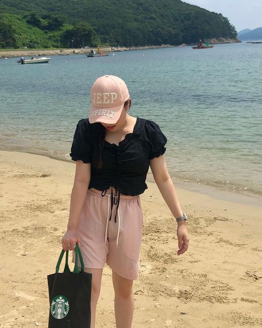 장혜빈ꯁ on Instagram: "💕 시그니처 자수 나일론 숏팬츠 ! 더운 여름에도 시원하고 편안하게 착용할 수 있어요 생활방수도 된답니다 :) 여름에 핑크 포기못해💗 📍메러베인은 무