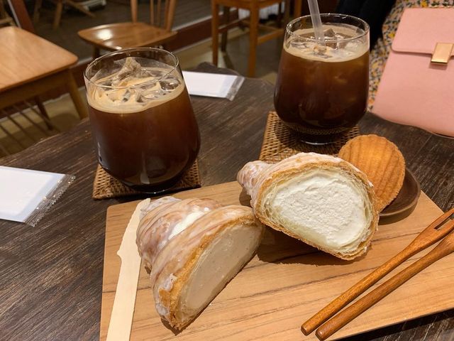 @taehyunlee87n on Instagram: "무작정 길가다 들어온 카페인데 아메리카노 완전 내 취향빵을 싫어하는 내가 맛있게 먹을정도로 맛있고 무엇보다 크루와상크림이 동물성크림이라 입에서 사르르 사