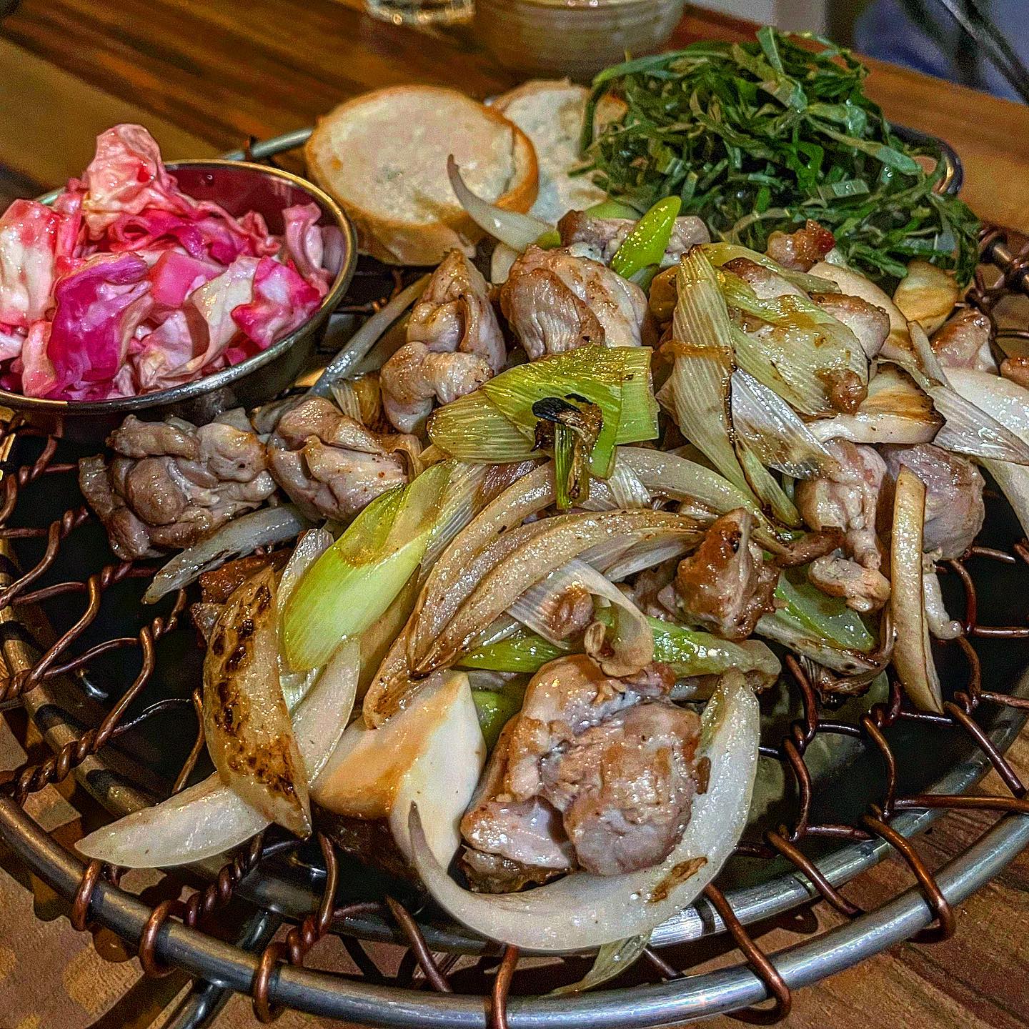 🚩합정역 술집은 무조건 여기 #든든 

찐안주맛집 찾아왔습니다.
2차로 간게 너무 아쉬울정도로 안주가 진짜 맛있어요 🥲

전통주도 많아서 술 좋아하시는 분들은
이것저것 페어링해보는 재미도 있으실둣
내부가 넓진 않은데, 조용한 편이라 데이트 장소로도 강추에오 ♡⃜

그냥 딱 기억하세요.
여긴 무조건 1차로 가서 식사하셔야 합니다 탕탕‼️

🏷️든든(📍합정역 3번출구)
🏷️닭소금볶음(18,000원), 치즈감자전(15,000원)
🏷️월-토 17:00-22:00

🔎#지니_합정 

#합정맛집 #합정역맛집 #합정술집 #술집추천 #안주맛집 #안주맛있는술집 #닭구이 #퓨전안주