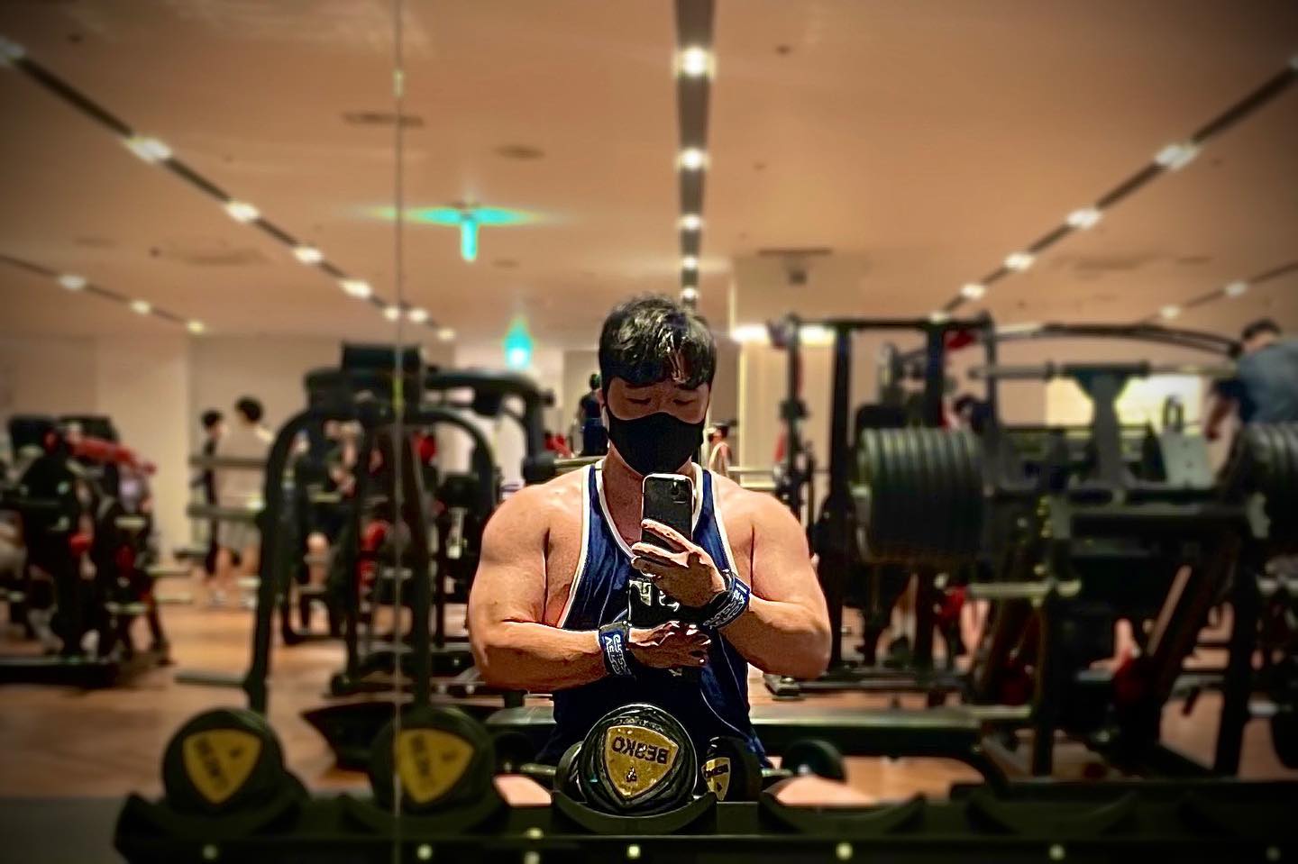 #daily #오운완🏋️ #workout #돼지꿀꿀 
.

.

.
헬린이의 운동일지
화요팅  어깨 운동🔥🔥🔥

연휴 뒤 헬스장은 Boom 💣

레벨UP 팔과 어깨를 강화 +1
성공? 했겠지 이정도면...😂

운동시 항상 BCAA 마시면서 하구요
모든 운동은 슈퍼세트 ❗️❗️❗️
운동 끝나면 식단과 글루타민 섭취
매일 아르기닌 1포 섭취 합니다

어깨는 저중량 고반복 😤
(덤밸 4kg~5kg) 

무게를 조금씩 늘려가는 중...ing
오늘 인증샷 완전 잘나온듯?🤣

헬린이 여러분 오늘도 근나잇✨🌙

돼지는 오늘도 꿀꿀🐷