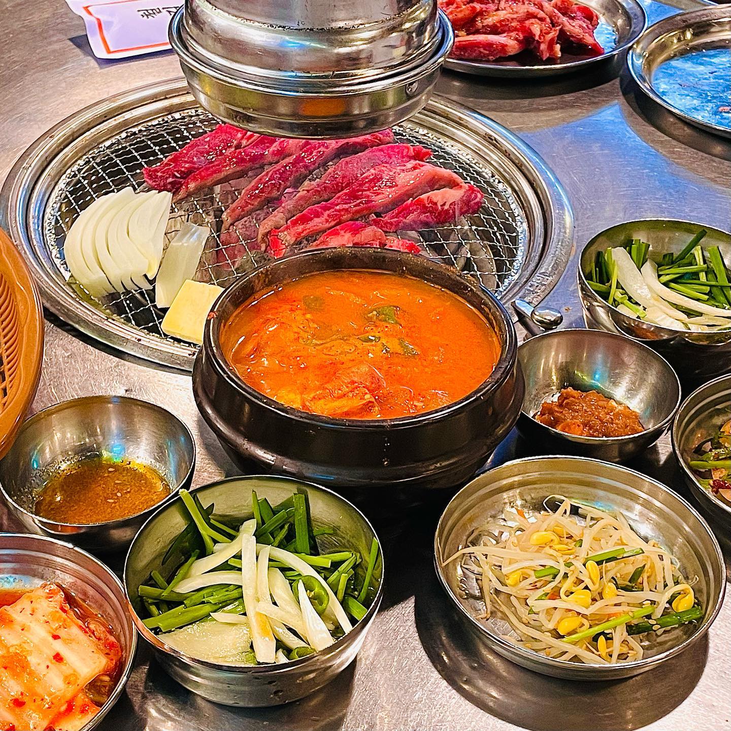 #협찬 🐷철길왕갈비살

맛있는 녀석들과 많은 연예인들의 픽을 받은 고기집이 있다?!🤭

여러분 오늘은 경의선 책거리에서 너무나도 유명하고
월요일 저녁에 방문했는데 이미 사람들로 북적대던 
꼬기맛집 '철길왕갈비살'을 데려왔어요😉

저랑 짝꿍이 양념과 생 갈비살 사이에서 고민하는데 1인분씩도 주문이 가능하다하셔서 둘다 주문했습니다
생갈비살은 제 픽!!야들야들하고 부드러운데 잡내가 없더라구요?!
겉부분에 육즙이 돌아 촉촉해지고 겉면이 살짝 익었을때 
참기름소금장에 콕! 살짝 찍어먹어주는데 크흐 다른게 필요없을 정도로 고기 자체가 넘 맛나더라구요😘

양념갈비살은 짝꿍픽!!양념이 과하게 짜거나 달지않고 적당하게 입에 착 감기더라구요
요런 양념에 숙성되어 야들한 갈비살이 만나니까 더욱 부드러워지는거 있죠?!
요고는 부추양파 얹어서 같이 먹어주니 딱이더라구요😋

요런 양념갈비살에 또 빠질 수 없는게 밥이잖아요
된장밥을 주문할지 뚝배기밥을 주문할지 고민하는데 또 팁을 주신 친절한 직원분!!
된찌는 서비스로 나오니까 뚝배기밥 주문하라고 하시더라구요
우선 그 직원분 넘 감사합니다!!이집 진짜 뚝배기밥 넘맛있어요 
윤기 좌르르르하니 찰기와 단맛 가득한 흑미밥이 나오는데 저 진짜 감동했잖아요
뚝배기밥의 경우 15분정도 걸리는데 무조건 첫주문때 주문하고 고기랑 된찌랑 같이드세요😍

거기다 저 영상속에 건지 가득한 된찌 보이시나요
여기 된찌맛집으로도 유명하던데 괜히 유명한게 아니더라구요
적당한 칼칼함에 구수함이 손이 계속가고
거기다 찰진 밥에 한가득 떠서 쓱쓱싹싹 비벼먹는데
저랑 짝꿍 둘이 계속 점심특선으로라도 된찌랑 뚝배기밥 따로 팔면좋겠다며ㅋㅋㅋㅋㅋㅋ
진짜 이거 먹으러 매일 올거같다는 얘기 계속 했네요😁

속이 뜨끈해질때쯤 시원하게 살얼음 동동뜨고 깔끔한 물냉면으로 마무리 해줬어요
역시 한국인이라면 꼬기먹고 먹는 후식냉면 포기할 수 없으니까요
냉면도 맛있지만 이집 밥이 맛있으니까 둘중하나만 드셔야한다면
무.조.건 밥으로 픽하셔야합니다😚

역시 괜히 많은분들의 픽을 받은 맛집인게 아니더라구요
경의선 책거리 산책하다가 출출할때쯤 먹어줘도 딱이고
가족.친구와 가서 든든하게 꼬기 먹고오기에도 딱이라구요
고기부터 식사류까지 완벽하니까!!
홍대.신촌부근에서 맛집찾으신다면 고민마시고 '철길왕갈비살'로 발걸음을 옮겨보세요💛💛

#맛기록 #맛집 #맛스타그램 #먹스타그램 #고기스타그램 #홍대 #연남동 #신촌 #홍대맛집 #연남동맛집 #경의선책거리 #경의선책거리맛집 #경의선숲길 #경의선숲길맛집 #연트럴파크맛집 #신촌맛집 #홍대고기집 #연남동고기집 #신촌고기집 #맛있는녀석들맛집 #맛있는녀석들고기집 #홍대맛있는녀석들 #철길왕갈비살 #맛집추천 #스토리앤체험단 #스토리앤