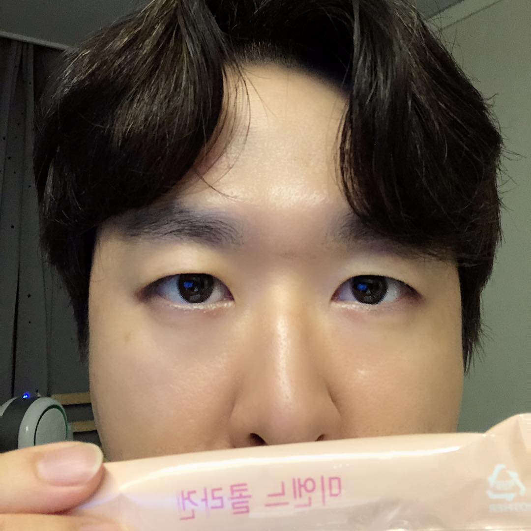 박해룡 on Instagram: “피부노화 및 주름방지를 위해서는 #콜라겐 섭취가 중요하다!  이번에 먹고 있는 #미엔느콜라겐 은 #젤리 형태의 스틱포로  5편의 인체적용 시험을 완료하였고 체내흡수가 잘되는 #저분자콜라겐  나이가 들수록 이제는 피부건강을 위한 #이너뷰티 는 필수…”
