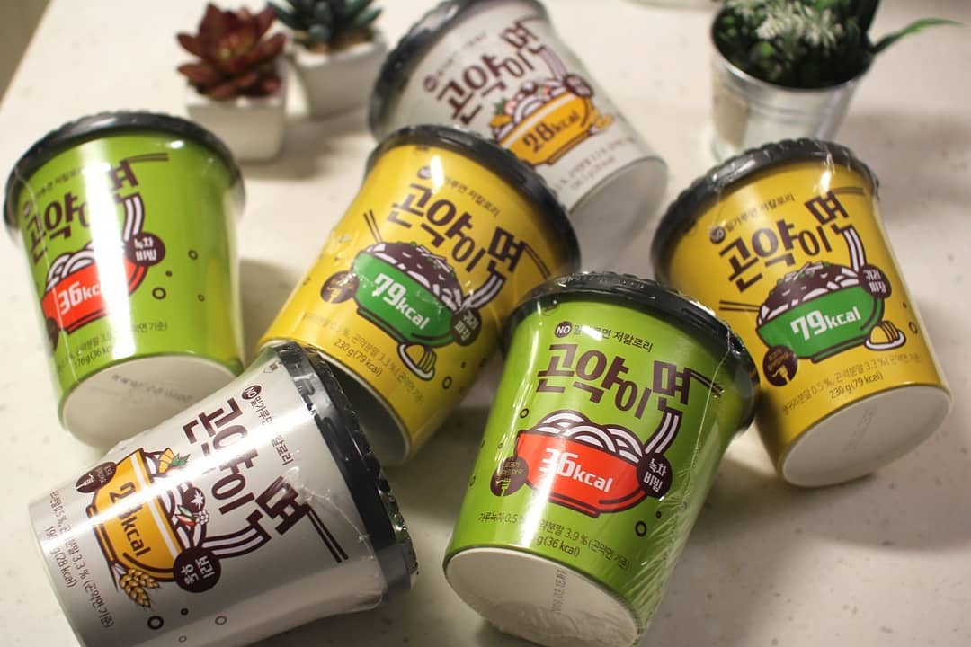 ☆달콤쨈☆ on Instagram: “다이어트 중 면이 먹고싶을때 참느라 힘들었던 기억은  바이바이 이제 참지말고 #곤약이면 . 종류도 짜장, 비빔, #우동 세가지라 골라먹을 수도 있고 칼로리가 개당 00이라 모두 한번에 먹어도 200kal가 안된다능거 실화임~ . 컵라면 처럼 물만…”