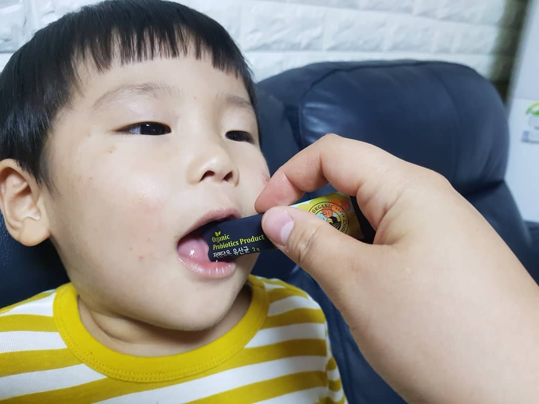 준우맘🎈 on Instagram: “. 포 형태라서 먹기 너무 좋고  맛있어서 좋아하는 #자연담은유산균 국내 최초 유기농 인증 받은  #자연담은유기농유산균 . 12종 혼합 유산균 99% 유기농 원료만 사용해서 믿고 먹일수 있는 제품~ . 자연담은 유산균은 보존균수가 1억으로 유산균증식…”