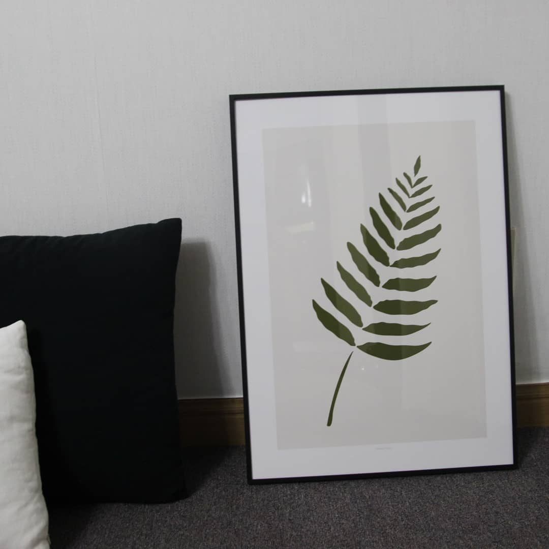 카메라속 감각적인 세상 📷 on Instagram: “#미니멀타입 #minimaltype #인테리어액자 #Leaf #인테리어포스터 #거실액자 #대형액자 액자 하나로 집안 분위기 체인지 색감도 재질도 퀄리티 우수 걸지 않고 바닥에 스탠드형으로 활용하려구요 #리프 심플하면서 임팩트있는 액자 미니멀타입…”