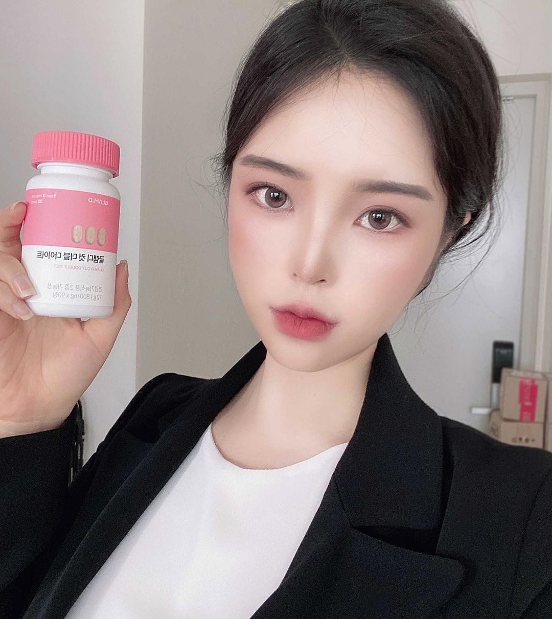 민주적인 민주 on Instagram: “다이어트 하면서 챙겨먹긔🐷🐷 따로 먹던 성분들인데 한번에 욤뇸뇸 . . . #글램디 #glamd #글램디컷더블다이어트 #다이어트 #더블캡슐 #체지방CUT #탄수화물CUT @gla