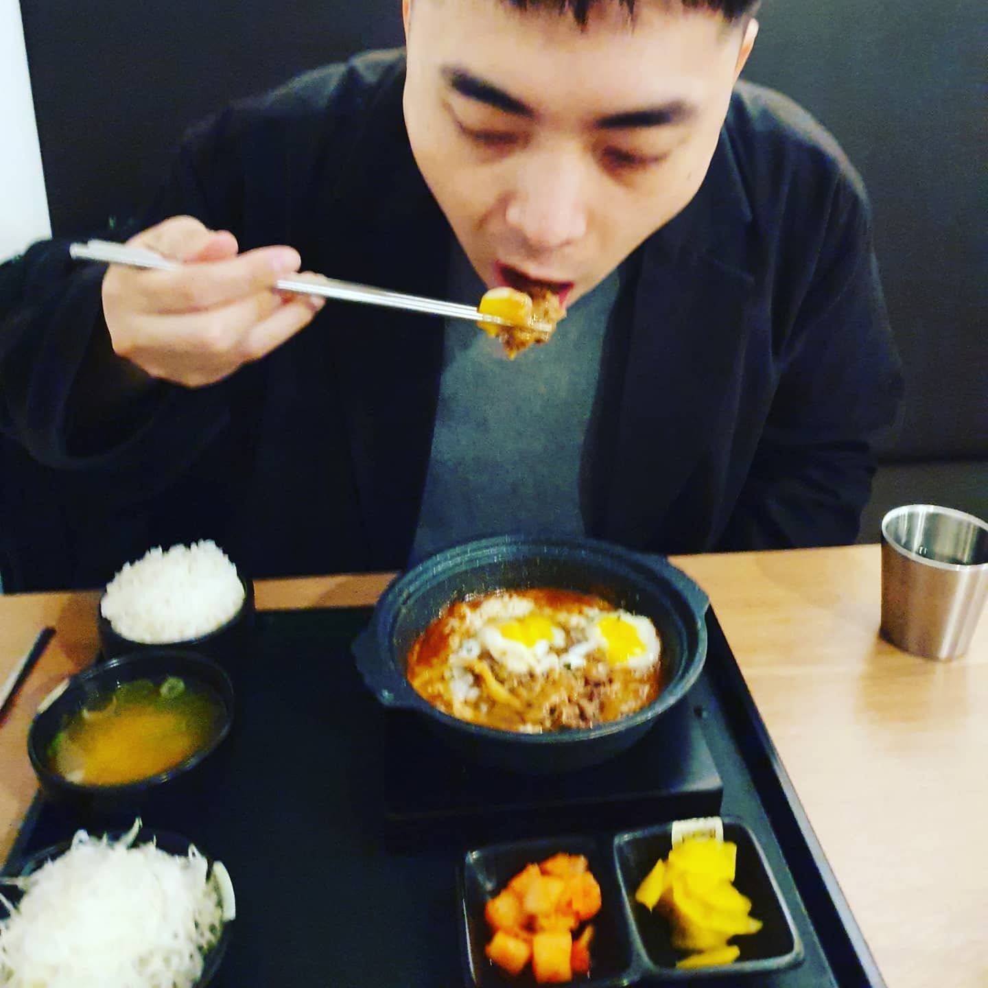 리키미와 오랜만에 식사하러 수제돈까스 집에서 만남
.
난 니코니 함박스테이크, 리키미는 히레카츠.
.
함박스테이크 계란 톡 터뜨려서 먹으니 목구멍을 타고 미끄러지듯 위로 직행.
.
히레카츠 빵가루가 적절해서 바삭하면서 안느끼하고 고기는 겹겹이 부드럽고 촉촉함 겉바속촉!
.
보통은 돈까스 먹으면 느끼해서 김치나 단무지 엄청 먹는데 안느끼해서 그런지 반찬은 많이 안먹음
.
수제로 매일 새로 만든다고 하는데 사람이 이래 많으면 겁나 빡쎌듯
.
웨이팅 길었는데 생각보다는 금방 들어갔다가 금방 먹고 나옴
.
주변에 회사가 많고 퇴근시간대라 그런지 돈맥하는 사람들도 많고 삼삼오오 식사하러 많이 오는 듯.
.
다음엔 치즈카츠 먹어봐야지
.
#교대맛집 #교대역맛집 #서초동맛집 #서초구맛집 #강남돈까스맛집 #교대역돈까스 #서초동돈까스 #돈까스맛집 #수제돈까스 #카츠공방 #교대카츠공방 #JMT #먹스타그램