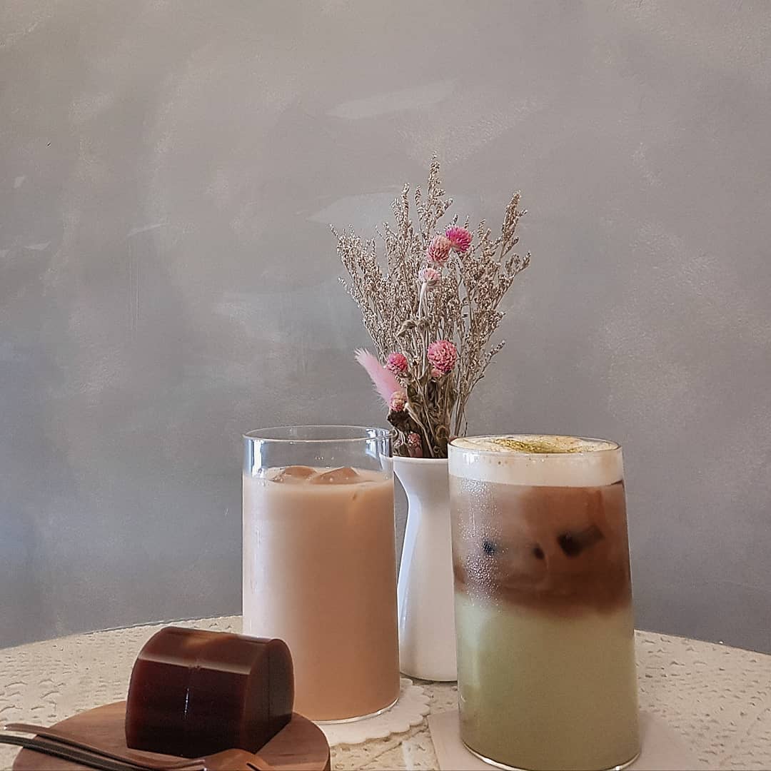  “우리가 가는 부천 유일한 데이트코스 카페♡ (๑´ڡ`๑) 싸장님도 친절하시고 분위기 엄청 좋당 히히
.
.
.
.
.
#밀크티맛집 #카페 #부천카페 #밀크티 #수제양갱 #수제디저트 #부천데이트 #부천데이트코스”