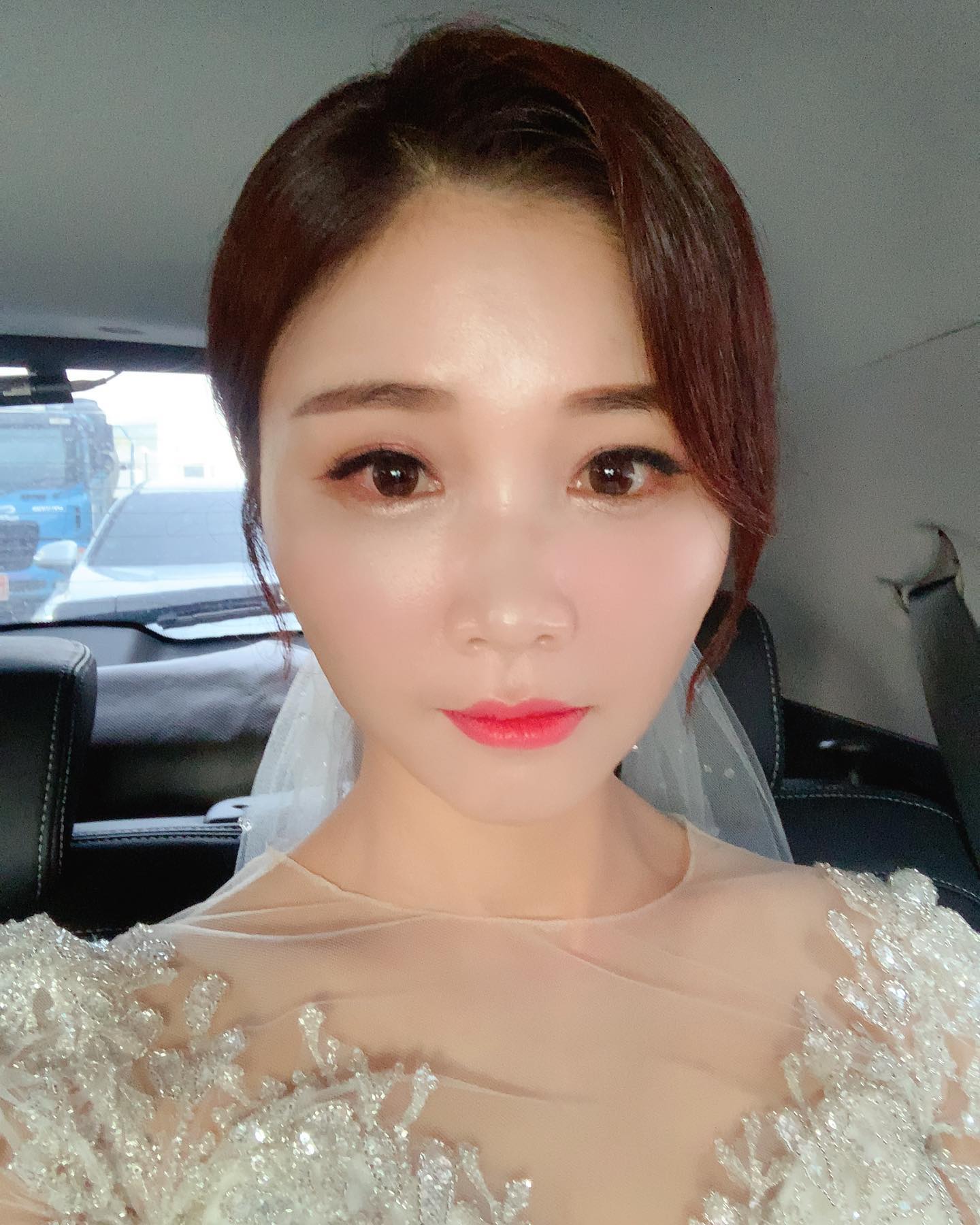 저 오늘 유부되러 가요😆
아직 실감도 잘 안나고 얼떨떨 하지만 잘 하고 올게요~
코로나때문에 맘 고생 좀 했지만 가족끼리 한다 생각하고 맘 편히 가요~ 
오시는 분들 조심히 이따가 뵈요💕
진짜 새벽부터 저희 가족 예쁘게 만들어 주셔서 너무 너무 감사해요~ 원장님 makeup_by_eugene 💕💕💕
여기 선택은 정말 최고였어요~~ 😆
.
.
#5월의신부
#잘살게요
#제일기쁜날
