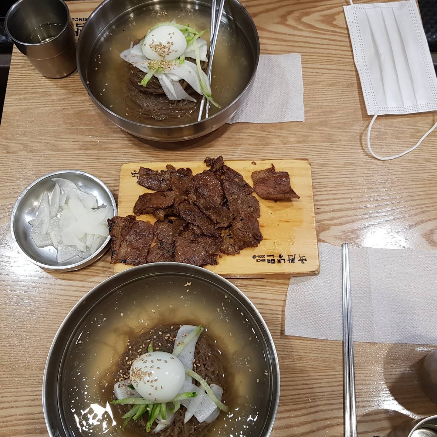 혜화역 육쌈냉면.

날이 더워지면 꼭 한번은 먹게되는 별미.

시원한 냉면과 숯불고기의 조합은 개꿀!

차가운 것만 먹으면 배가 아플 수 있으니 온육수를 함께 마시는 것도 하나의 방법.

기온이 더 올라기기 전 여름맞이를 위해 한번 먹어주는 것도 나쁘지 않을 듯!

#혜화역육쌈#육쌈냉면#혜화역냉면#혜화육쌈냉면