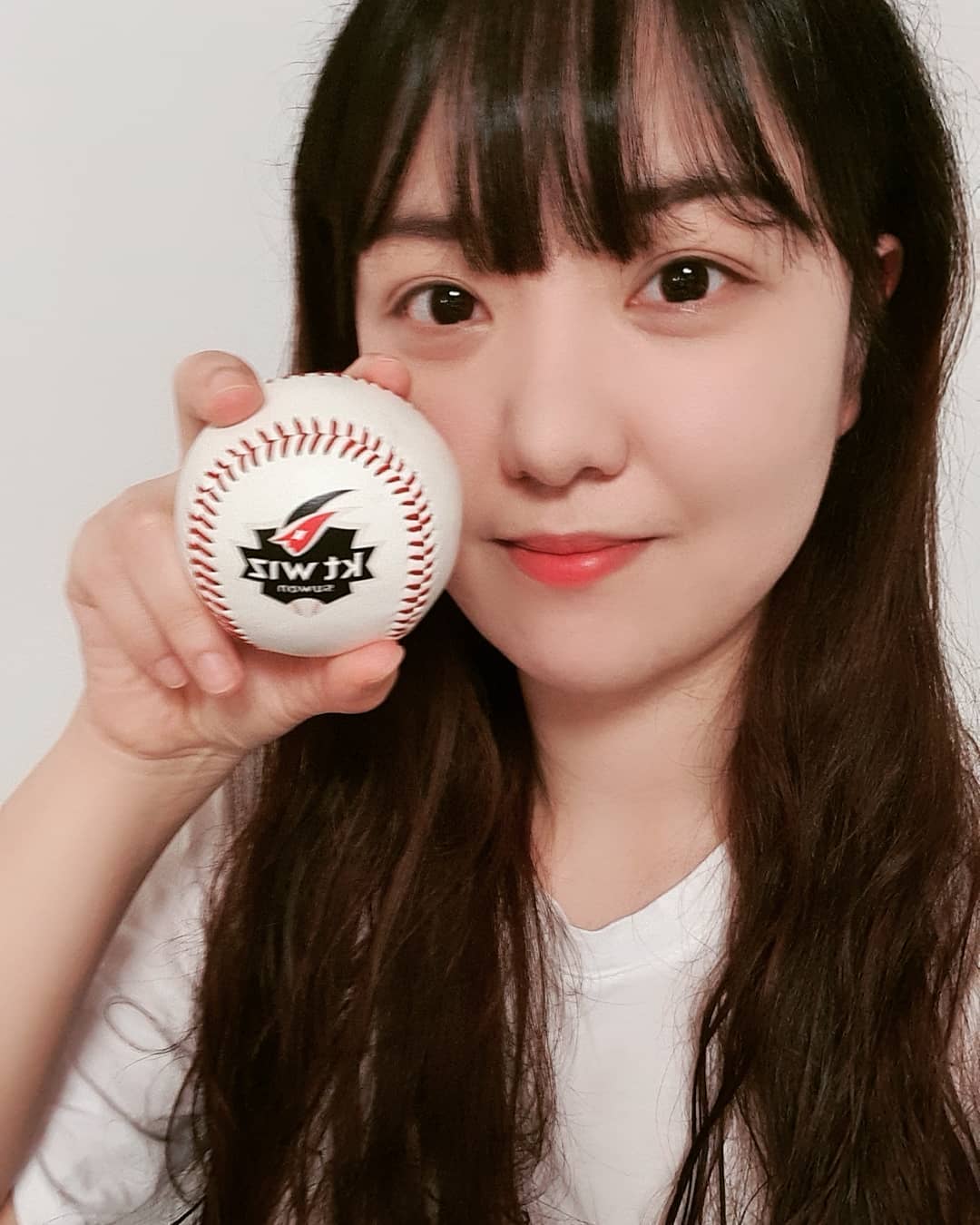 엄마는 행복은 사소한 것에서 온다고 했고, 나는 사소한 것에서만 만족을 느끼면 딱 거기까지만 갈 수 있다고, 만족해서는 안된다고 했었다. 분명 더 큰 행복이 있을 거라고. 행복은 거기서 찾아야 발전이 있는 삶을 산다고. 그 생각이 잘못되었다고 느끼는 것은 요즘들어서이다. 나보다 30년을 더 산 엄마인데, 엄마라고 젊은 시절에 꿈이며 원대한 포부가 없었을까.
⠀
퇴사를 할 때는 이 뭣같은 회사만 탈출하면, 무엇이든 다 할 수 있을 것만 같았다. 코로나로 무너진 계획을 복구하고자 내가 할 수 있는 것들을 열심히 찾았고, 그 결과는 시험의 연속. 짧게는 1주에서 2주마다 한 번씩 치르고 있는 시험과 7월에 있을 큰 시험으로 나날이 기운이 빠져가고 있다. 요즘 프로젝트까지 하나 하고 있는데, 공부한 뒤에 글까지 쓰고 나면 에너지 방전이라는 말을 여실히 체감할 수 있다. 출근할 때랑 비슷한 시간에 공부하고 일하는데도 힘든 것은, 회사일과 달리 지금 하는 일은 '내 일'이기에 책임도 오롯이 내가 져야하기 때문일까. 그래서 인생을 사는 게 이렇게도 힘들구나. '내 일'이니까.
⠀
그래도 요즘은 예전보다-라고 하지만 불과 몇 달 전보다- 많이 웃고 지낸다. 일찍 자고 새벽에 일어나 샤워하고 나왔을 때 적당히 차가운 습기가, 삼시세끼를 먹고 설거지를 할 때 하얗게 손에 달라붙은 거품이, 일하다가 스트레스를 받을 때 마구 두드리는 피아노 건반의 딱딱함이, 냉장고를 열었을 때 나는 반찬의 냄새가, 혼자 비실비실 웃음짓게 만든다. 나에게 오늘이 있고, '내일'이 있고, 먹을 음식과 즐길 취미가 있다는 사실이 온 몸으로 느껴져서. 예전 같았으면 아직 이루지도 못한 꿈을 좇느라 놓쳤을 정말 사소한 행복들을 알게 된 것 같아서.
⠀
그러니까 오늘 간만에 시간이 나서 야구를 봤는데 어제, 그제 지다가 오늘은 이겼더라고요. 그게 또 사소하게 행복해서 쓰는 글입니다. 일주일에 3번 이기면 잘했어. 일요일에 이기면 화요일 경기시작 전까진 행복하니까🙂 사랑해 #ktwiz
⠀
#글귀 #글스타그램 #에세이 #공감 #행복 #글귀스타그램 #사랑글귀 #이별글귀 #메모 #감성 #짧은글 #일상 #소통해요 #소통 #데일리 #일상스타그램 #작가 #강소을 #글쟁이 #백수 #토익 #셀스타그램 #야구스타그램