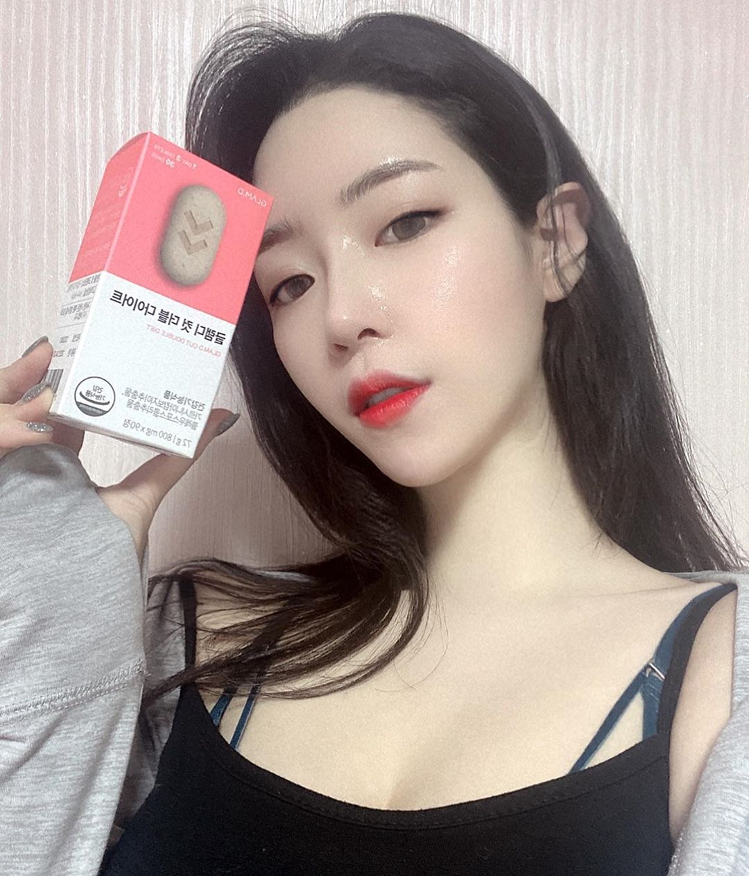 Susan on Instagram: “나 요즘 진짜 입터졌는데 글램디덕분에 턱선유지하고있다 진짜 효자템,,💕 . . 콜레우스포스콜리 추출물이 체지방감소에…”