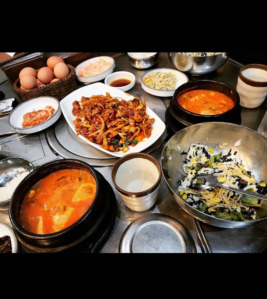 - 오늘 점심
제육볶음 3인분 시켰는데,
순두부찌개 2개가 서비스로 나왔다
밑반찬 동그랑땡도 맛남,,,
요기 아주 맛집이네 😊

다들 맛있고 든든한 식사 챙겨가며,
오늘도 화이팅 하세용 👊

#일상#직딩#직장인스타그램#점심#맛집#맛스타그램#음식스타그램#가산#일중#f4f#follow4followback#fff#following#lfl#l4l#l4likes#팔로우#팔로우늘리기#선팔맞팔#팔로우반사#좋아요#좋반#좋아요테러#좋튀#소통