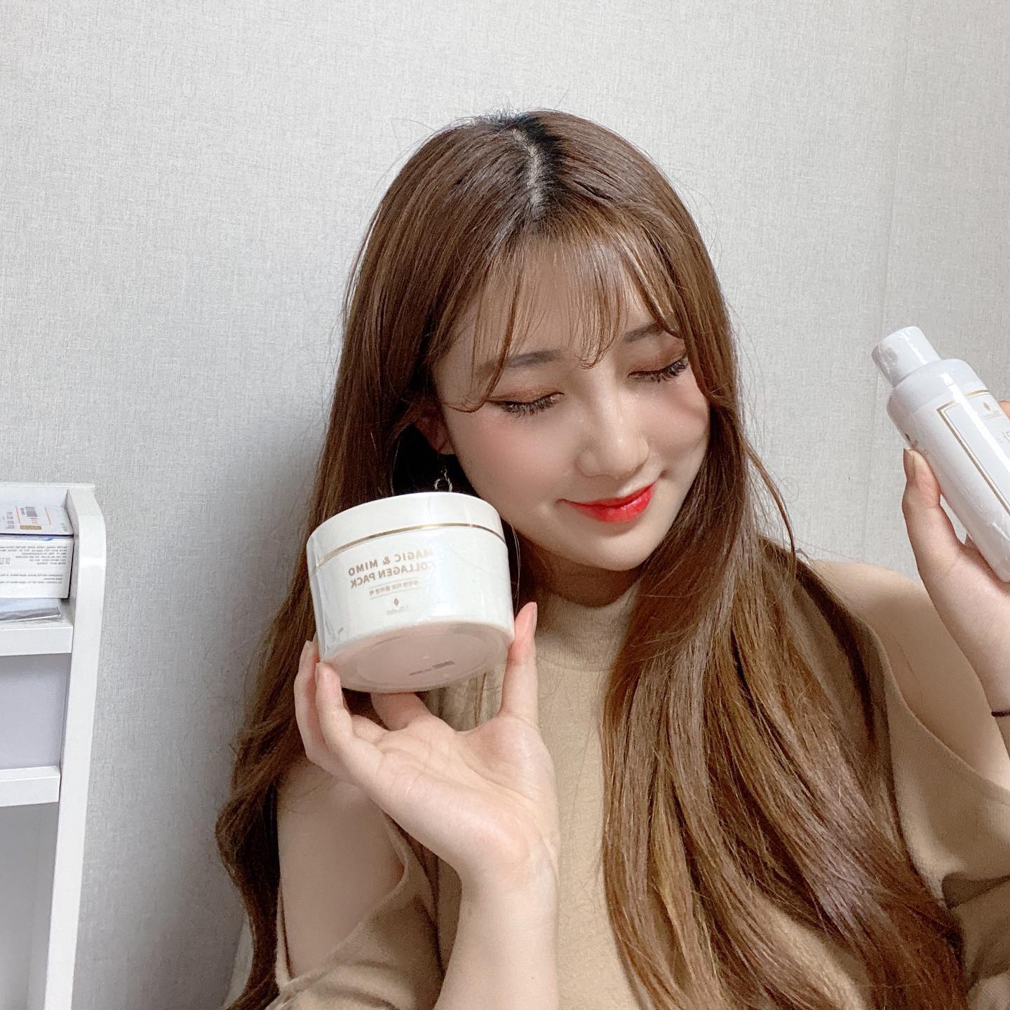 요즘 코로나때문에 마스크 쓰고 다니느라 피부가 예민해져서 알게된 #미모콜라겐팩
.
콜라겐팩과 미가수로 구성되어있어 1대1비율로 섞어서 붓으로 바르면 끝!
.
흰자분말가루와 콜라겐이 함유되어있어 존쫀한 피부를 만들어주는 워시오프 팩
.
.
저처럼 예민해진 피부를 가진 분들에겐 정말 좋을거같아요 😊
.
.
구매링크 : 홈페이지 : http://jbuddi.com/상품/신상품-매직앤-순수-콜라겐/ - 스토어팜 : https://smartstore.naver.com/jbuddi/products/4881321815
.
.

본 포스팅은 업체로부터 제품만을 제공받아 솔직하게 작성한 리뷰입니다.
.
.
#협찬#AD #제이부띠 #매직앤 #흡수력좋은콜라겐 #매직앤미모콜라겐 #주름개선 #탄력개선 #콜라겐 #콜라겐팩 #바르는콜라겐 #저분자콜라겐화장품 #콜라겐화장품
