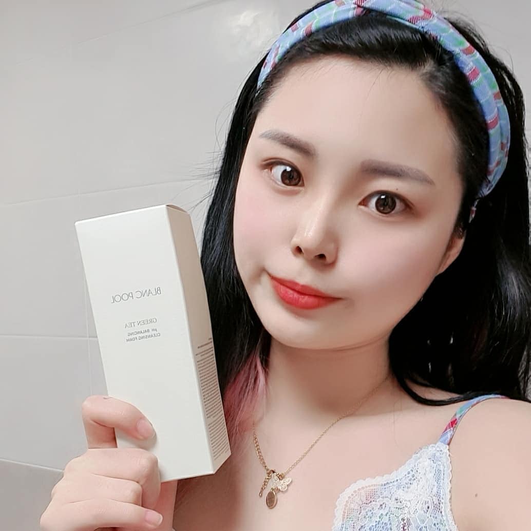 주연 on Instagram: “✔피부 속까지 깨끗해지는 폼클렌징! ✔약산성으로 피부 수분이 날아가지 않도록 잡아주어 건조함없이 촉촉해요! ✔순하고 세정력도 너무 좋아요! ✔세수하면서 모공관