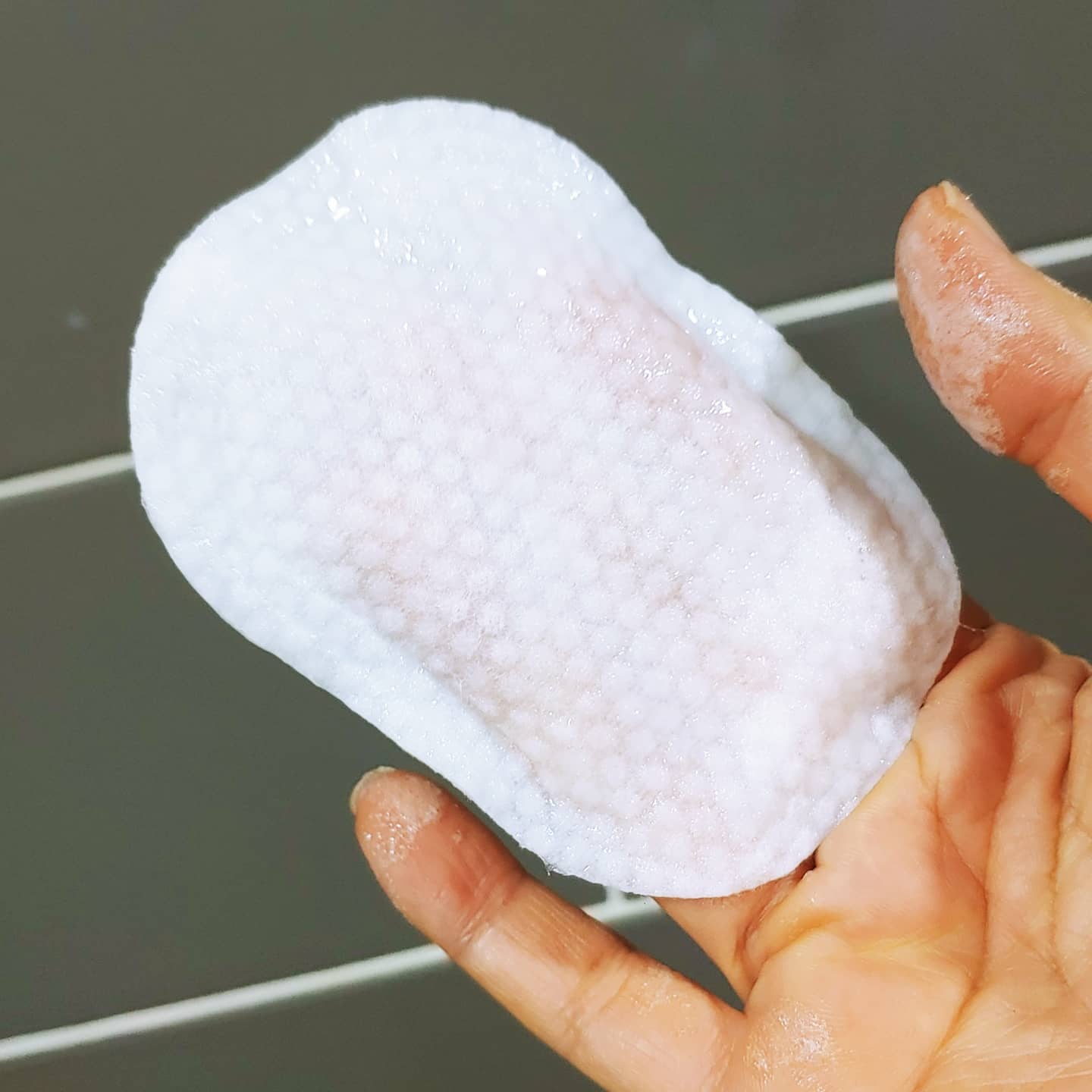.
간편하고 확실한 순한 클렌징 패드!!
미세 버블이 모공 속 노폐물을 쏙쏙.

풍부한 비타민 거품이 잔뜩해서 깨끗하면서도 생기있는 피부로 관리하기 좋아요.

엠보형 패드가 구석구석 깨끗하게 닦아내주는 촉촉 매끈 저자극 클렌징패드.
자연유래 성분이라 순하면서 촉촉하게~
사이즈 넉넉해서 얼굴부터 목까지 충분히 클렌징 가능하니 한장만 챙기면 끝!!
위생적인 개별 포장이라 여행갈때 꿀템!!
.
.
.
#뷰티그램 #뷰티스타그램 #델라본 #클렌징 #개별포장클렌징패드 #버블클렌징패드 #델라본후기 #브라이트닝 #미세먼지클렌징
#클렌징패드 #저자극클렌징 #트러블케어 #dellaborn 
#클렌징티슈 #딥클렌징 #여행필수템 #ad #공팔리터 #sponsored