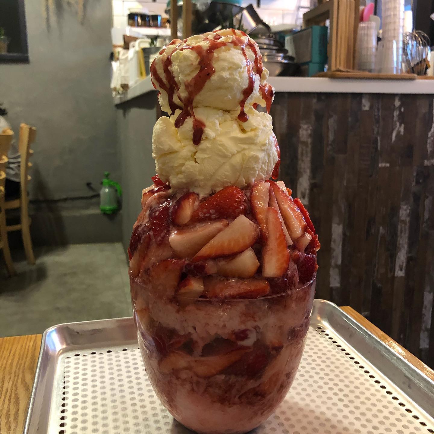 공릉_커피콩

인스타에서 우연히 보고 반해서 몇번 갔는데 갈때마다 문이 닫혀있어서 못가다가 드디어 갔습니다!  공릉은 워낙 카페거리로 유명해서 그 곳들과 비교하면 정말 자그마한 동네카페지만 이런빙수가 있다면 다 제끼고 와야죠?! 마치 예전 카페베네빙수가 생각나는 그릇에 높이 쌓아올린 빙수라 ㅜㅜ 넘쥬아용!! 이제 딸기철이 지나서 상큼했지만 멜론하고 망고빙수도 워낙 유명해서 한번더 방문해서 먹고싶어요!! 양도 혜자고 분위기도 조용해서 너무 좋고 아무도 몰랐으면 좋겠지만 잇님들을 위해 공개합니다! ㅎㅎ 근처에 공릉오실 일 있으시면 꼭 한번 방문해보세요~~ 넘 기대는 하지마시구! 모두덜 딱 예상하시는 그 맛입니다! ㅎㅎ
혜또먹점수🌕🌕🌕🌛