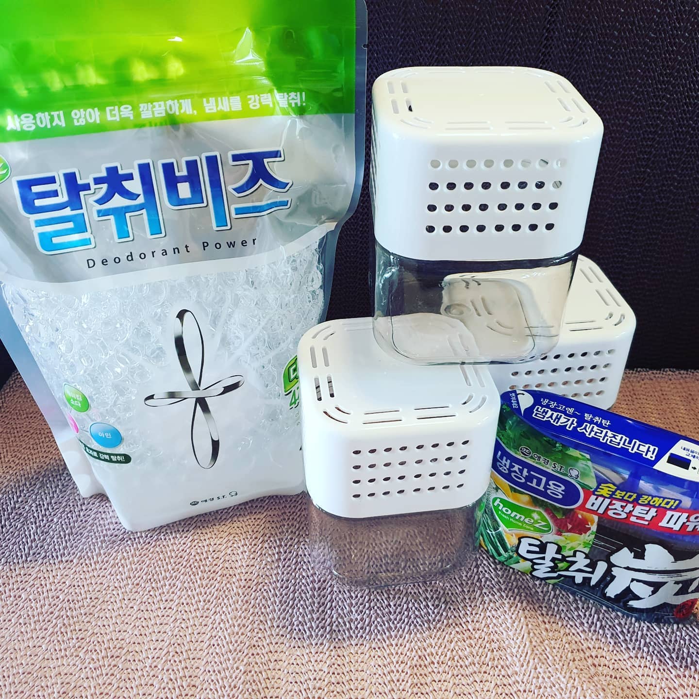 <홈즈 탈취비즈 빅팩>

1.2kg의 짐승용량 비즈와 용기 3개 구성되어 있어요.
베이킹소다+탄산소다+아민 효과로
실내냄새를 강력하게 잡아줍니다.

디퓨저나 향초 등...인위적인 향으로 머리아프신분들 계시죠?
무향으로 공기중의 악취를 강력하게 잡아주는
탈취제로 슬기로운 프로 집콕러에게 필수품!! 반려동물키우시는 분들! 담배냄새!화장실냄새!옷장냄새!신발냄새까지 모두out!

더워지는 여름 슬슬 올라오는 하수구냄새 ㅠ
화장실냄새 ㅠ 탈취비즈로 해결해볼게요. <본 후기는 애경 서포터즈 AKLOVER 에서 제품을 지원받아,직접 사용해보고 작성하였습니다.> #애경 #AKLOVER #홈즈 #탈취비즈#무향탈취제 #다목적탈취제 #실내탈취제 #냄새제거 #신발장탈취
#아이방냄새제거 #반려인필수품 #악취제거