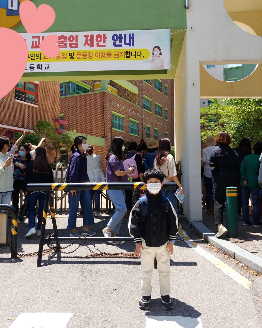 우리 우빈이 #1학년#첫등교 ㅎㅎ
저저번주인거 같은데..
3일 연달아 가고
이젠 주1회~
생각보다 너무 잘해주고
마스크쓴 상황에서도 친구 사귀고 ㅋ
이사오는 바람에 학교랑 집이.#산넘고물건너. 라 그렇지..
너무 걱정한거 치곤 고맙고 감사하다.
2학기때부턴 통학버스 타자
그러니 제발 #코로나물러가라 -
#1학년첫등교#8살남아
#일산맘#킨텍스#아들맘
#착한우리아들#너무기특해
#강해지자#내일은등교날
#빨리자자#똥좀그만싸
#불금#외식
