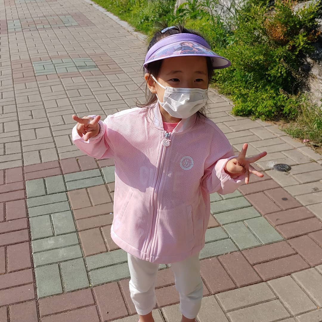 울 꼬맹이
마니컸네~ㅋㅋㅋ

근데 날씨가 왜케 더워..
비도 오락가락
요즘 이상해
그와중에 마스크는 숨막혀ㅠㅠ

#마스크잘쓰고있네 #대견한내새끼 
#코로나야이제그만 #ㅠㅠ