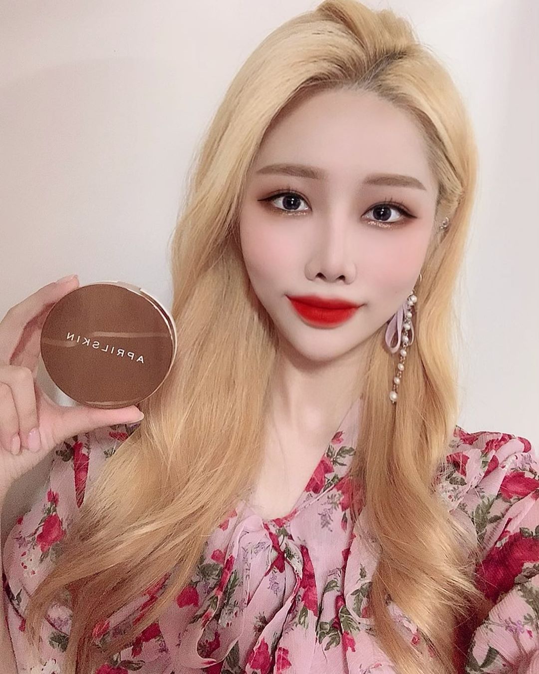 영이 on Instagram: “💕[ 에이프릴스킨 매직스노우 픽싱 파운데이션 ]💕 겉은 보송하고 속은 촉촉하게 잡아주어 끈적임 없이 보송보송 매끈한 피부‼️ 다가오는 여름에 쓰기 좋은 쿠