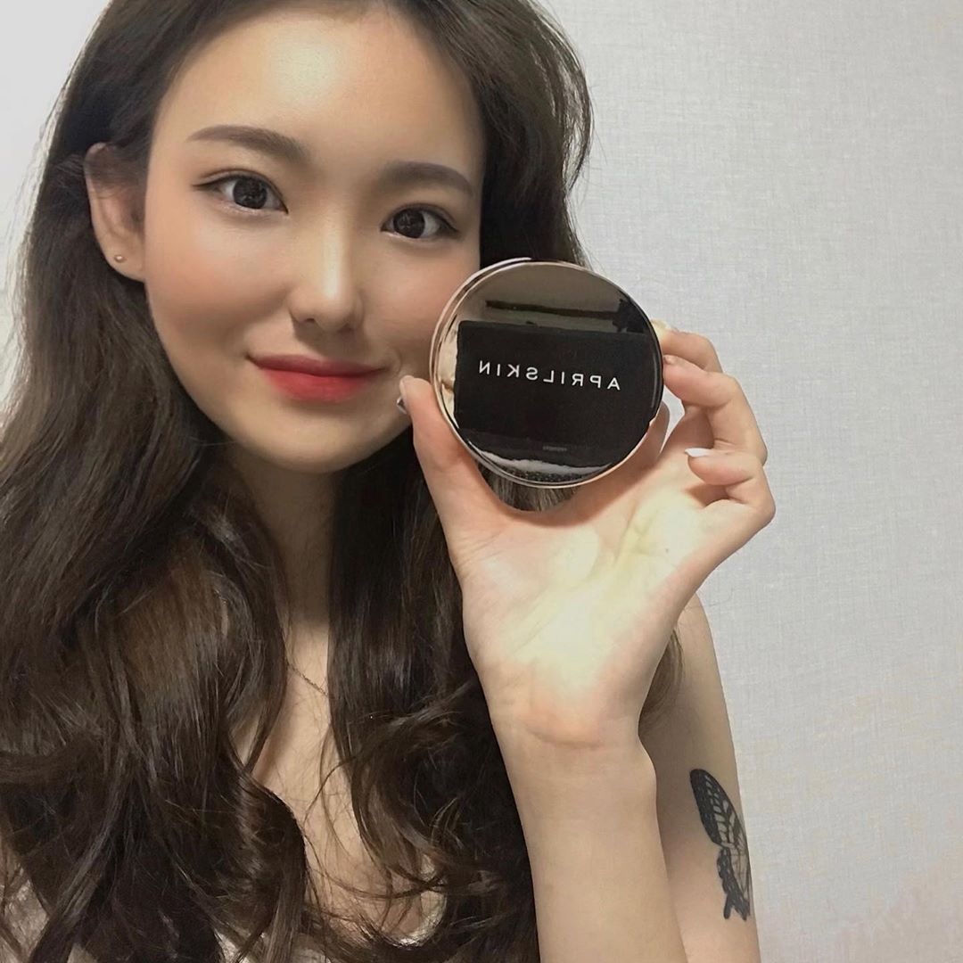 +82)예나님이 당신을 사랑합니다. on Instagram: “여름에 답답하지 않고 보송보송한 피부표현을 해줄 수 있는 쿠션인거 같아요➿ ⠀ ✔️ 겉은 보송하고 속은 촉촉하게 잡아주어 다가오는 여름