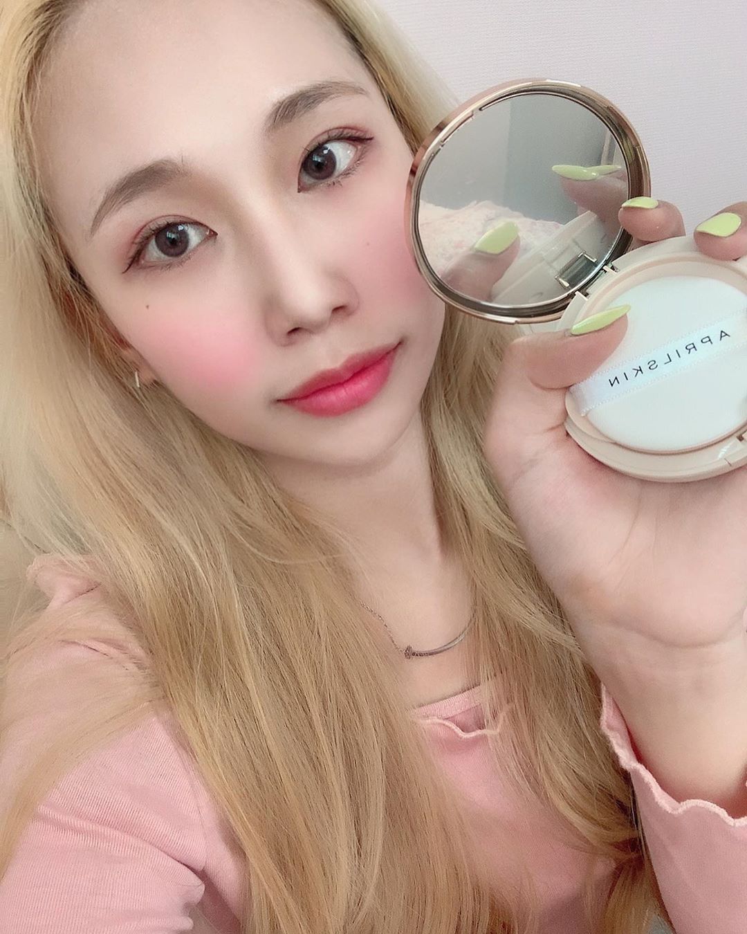 가현 on Instagram: “#에이프릴스킨쿠션!:) 화장품 브랜드 중에 빠지지않고 상위권을 차지하고 이