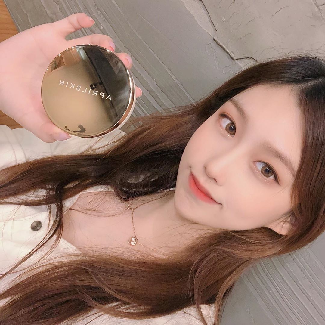 우동😋 on Instagram: “이번 여름을 함께 할 에이프릴스킨 픽싱 쿠션💕 이게 쿠션일까 거울ᄋ