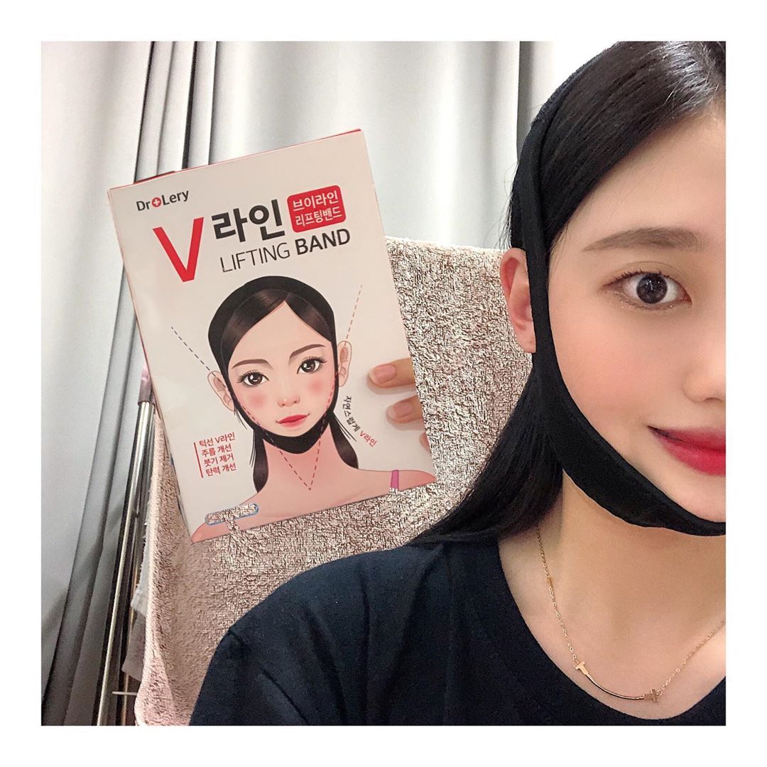 해리 on Instagram: “닥터레레 브이라인 밴드는 얼굴 주름은 잡아주고 턱살과 볼살을 위로 잡아당겨 얼굴을 갸름해지게 도와줘용 그리고 귀에 걸치는 형식이 아니라 머리 위에서 감싸주