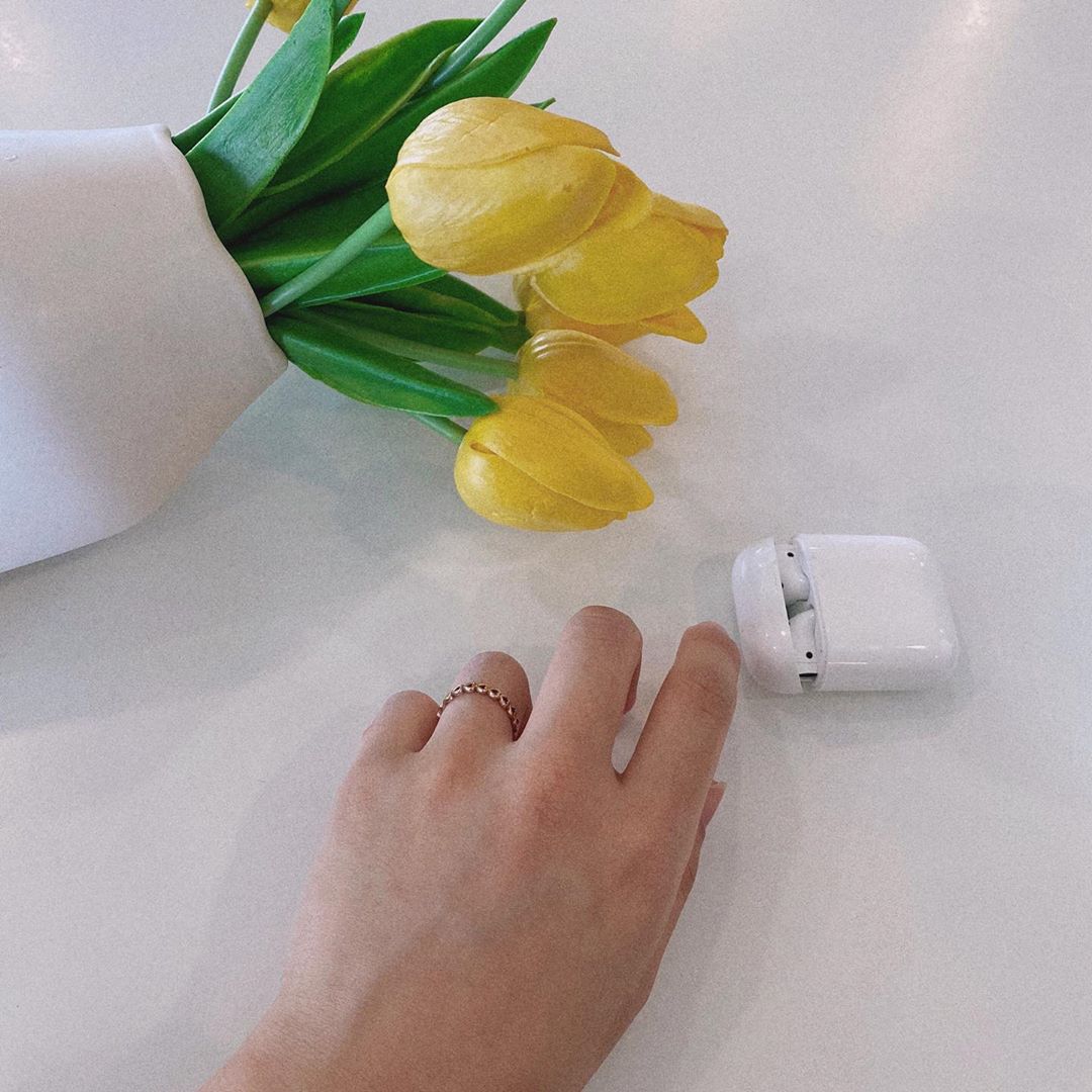 강인영 on Instagram: “알러지와 변색이 없는 러블리 반지 🤍 ⠀ 어렸을 때 손 뽀드닥 (?) 뼈 소리 나게 ᄒ