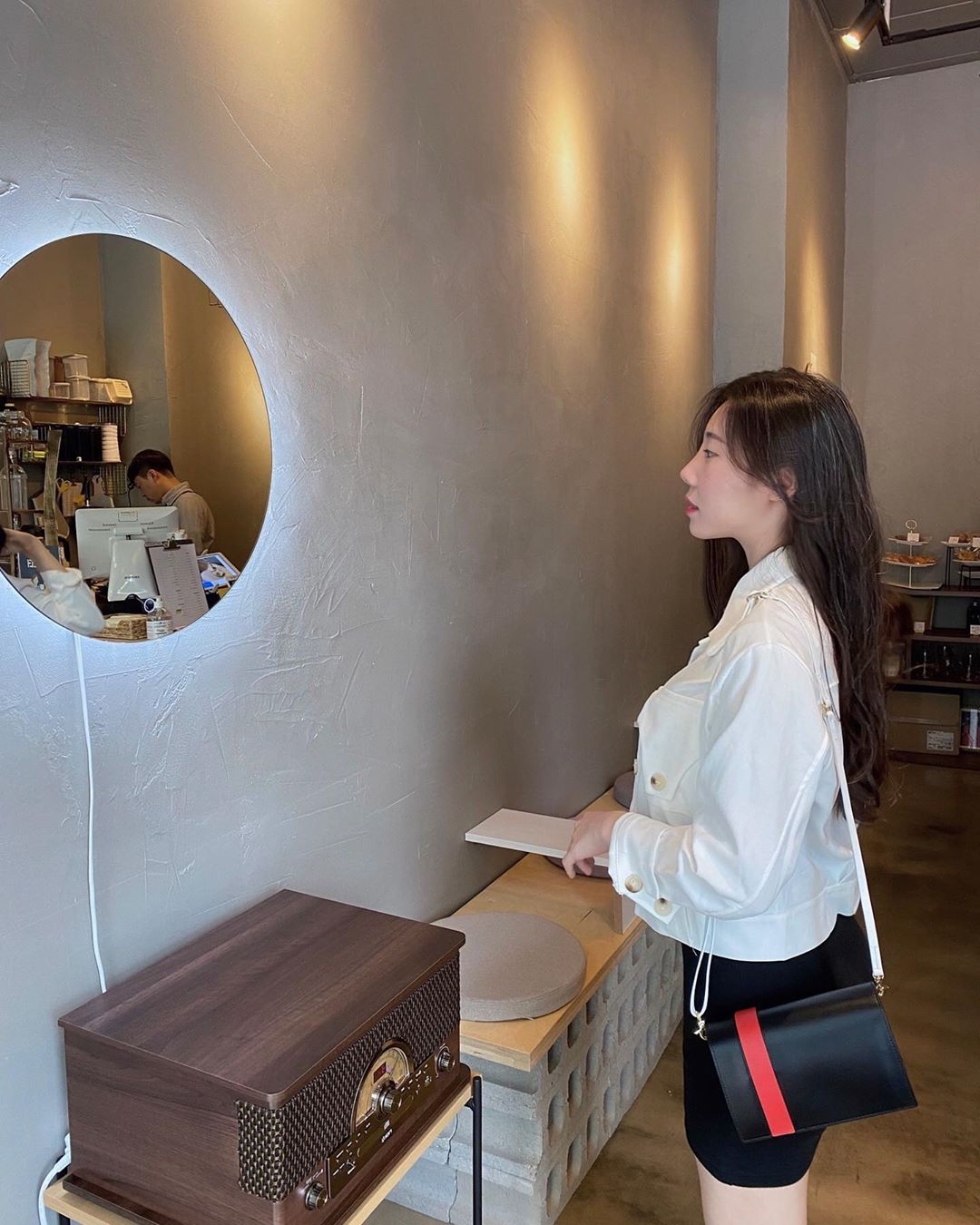 최규진 on Instagram: “가방 두 개인 척,,🤫 - 스타일 밴드 교체하는 법👉🏻 demeleon.com”