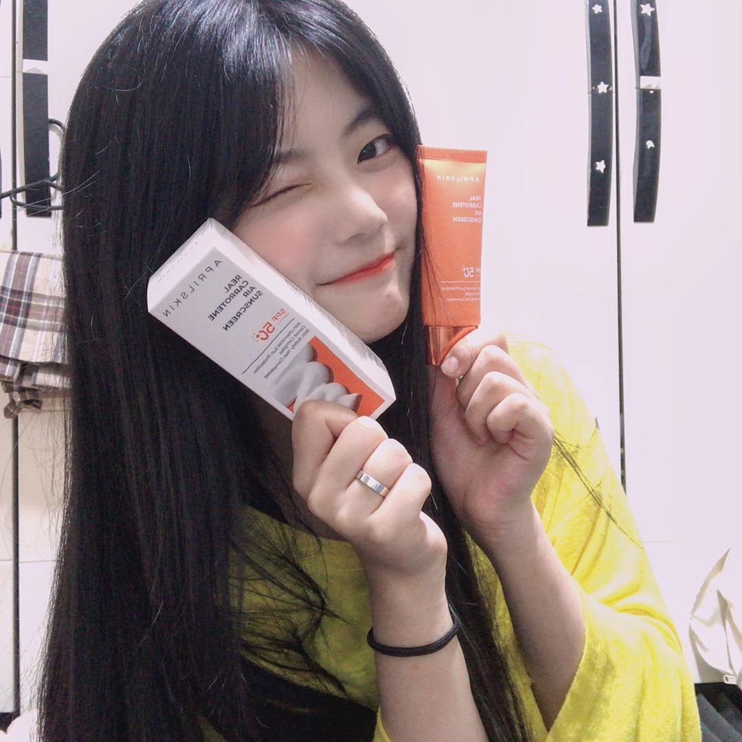김미나 on Instagram: “🌿리얼 캐로틴 에어 선크림🌿 @aprilskin_korea - - 요즘 날씨가 많이 더워져 선크림이 필요했는데 알아보니 리얼 캐로틴 에어 선크림 만한 선크림이 없더라구요! 바를때 로