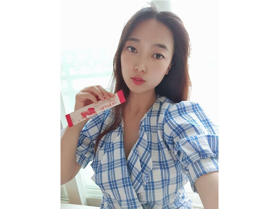 째맘👧 on Instagram: “⠀ #협찬 ⠀ ⠀ ⠀ 요즘 피부 생각해서 콜라겐 다양하게 준비 해서 챙겨 먹고 있어요 여자한테 좋다는 석류와 콜라겐의 조합이 너무 좋은데 젤리로 간편하게 섭취할 수