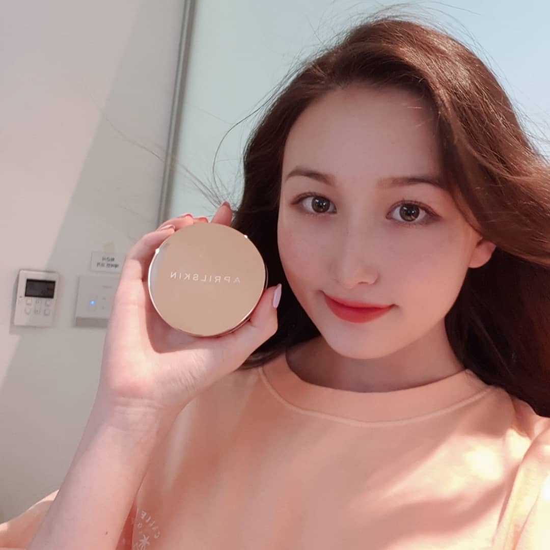 model 정다솔& 정희연 on Instagram: “@aprilskin_korea 에이프릴 스킨 매직 스노우 픽싱 파운데이션 3.0 (호수는 21호, 22호, 23호까지 있습니다!!) - 🌞올해 여름이 그렇게 덥다던데ㅠㅠ 다들 피부화장