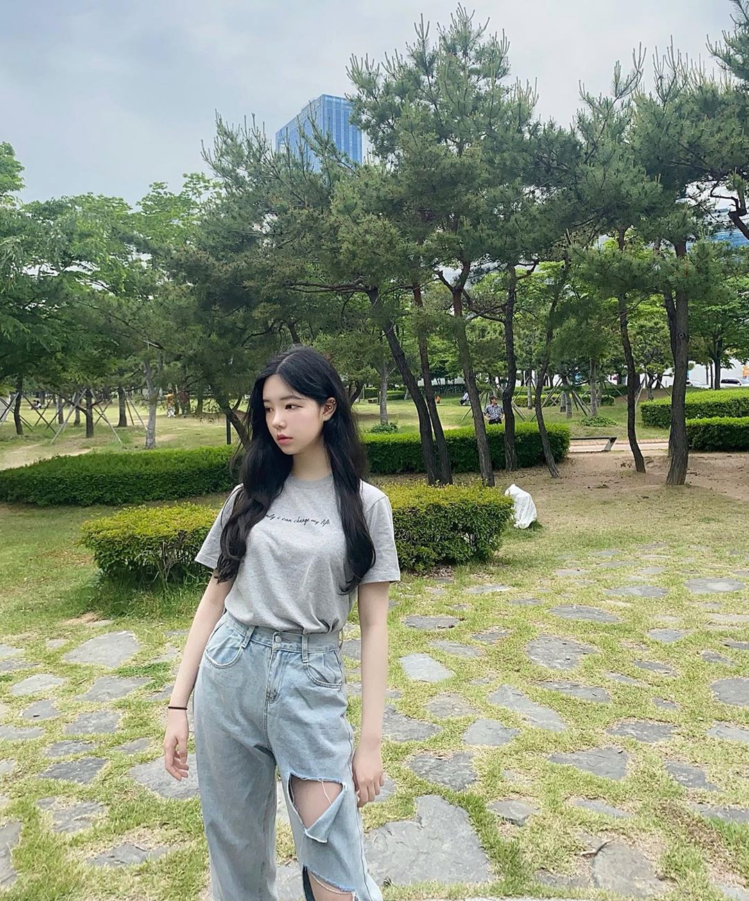 우희 on Instagram: “품질이 낮은 반팔티는 한두번 입으면 목이 늘어나고 해지는데 옥스타ᄐ