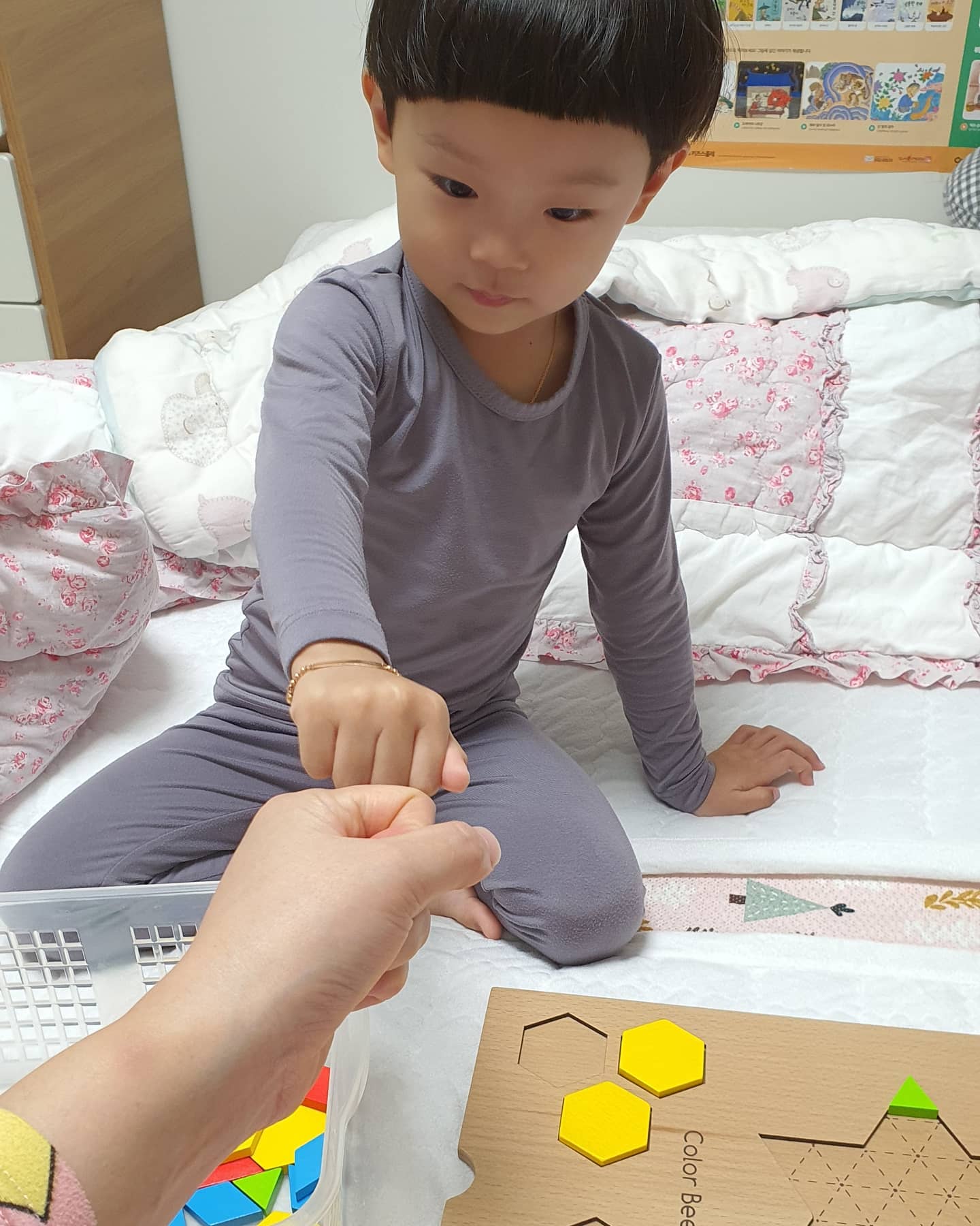 4주차 만지는수학<도형과공간>

잠자리 들려고 누웠는데 갑자기
ㅡ엄마.만지는 수학하자.선생님도 같이

와우~ 
선생님(산타맘)이랑 같이 만지는수학을 하고싶다고 말하는 지환이
화면에서 볼땐 본채만채 하더니 😅
너 언제 이렇게 컷냐😙

말하지 않아도 이젠 스스로 가위바위보 하자고하며 이긴사람이 도형가져가서 맞추기를 한다.
멍미?!엄마가 모두 졌다🤨🤨

다음은 도형 끼워 맞추기
오늘은 한단계 더 나아가
중간중간 도형을 비워두고 알맞는걸 끼워넣기까지 해봤다.
삼각형 도형만 끼워넣을수있게 해뒀더니 쉬워서 그런가 하나하나 잘 끼워맞춰줌

다음은
ㅡ 예쁜꽃모양 만들어볼까?
라고 했더니 
ㅡ그래~해보자
내가 원하는 예쁜꽃모양은 아니지만 끝까지 흥미 잃지않고 따라와준 지환이가 고마울따름♡
 
#산타맘스쿨_만지는수학 
#산타맘
#만지는수학
#엄마표수학
santamom_insta