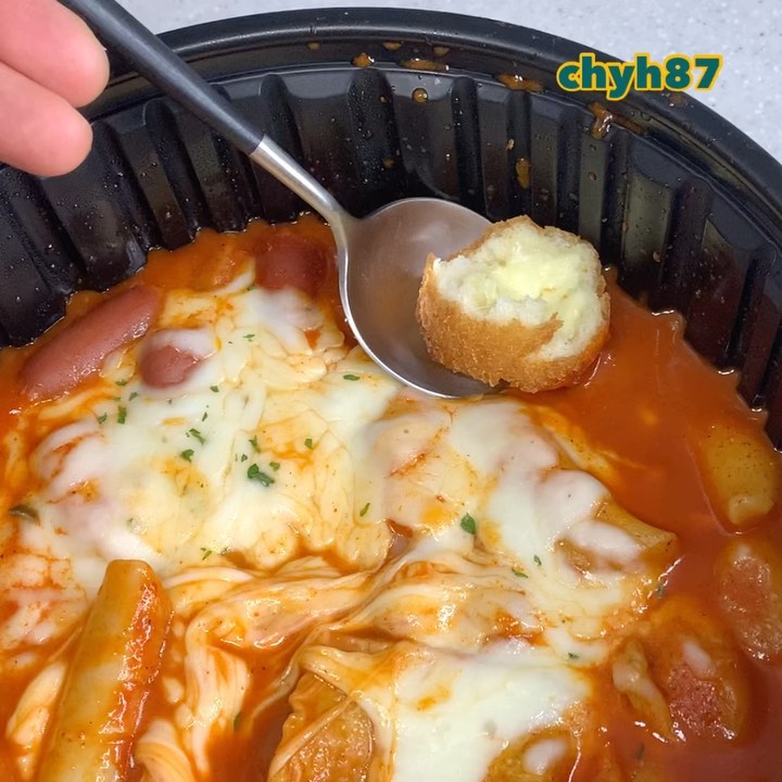 #협찬

매운맛 대박. 
쏘크라테스 떡볶이에서 신메뉴 출시함. 
처음부터 끝까지 치즈 폭탄이 들어있는 30cm 대왕 핫도그임ㅎㅎ 

잘라서 숭덩숭덩 떡볶이랑 먹어도 맛있고, 치즈스틱처럼 그냥 먹어도 졸맛!! 

떡볶이 소스가 어떻게 이런 맛 내는지 모르겠다. 치즈랑 재료들도 넉넉해서 좋음👍

철학 컨셉이 웃겨서 한번 먹어 보고 요즘 계속 먹는 중. 중독쩜ㅋㅋ 

이번 주말 메뉴도 쏘크라테스 떡볶이로 정함ㅋㅋ매운 음식 잘 먹고 좋아하는데도 맵기 중간 정도부터 극강의 매운맛임ㅎㅎ

 #배떡 #로제떡볶이 #요즘떡볶이 #쏘크라테스 #쏘크라테스부평원효대사점 #쏘크라테스떡볶이 #쏰떡 #30cm핫도그 #핫도그토핑 #대왕핫도그 #치즈핫도그 #배달떡볶이 #떡볶이 #핫도그 #배달맛집 #철학 #철학떡볶이 #부평맛집 #굴포천맛집 #부평구청맛집 #삼산맛집